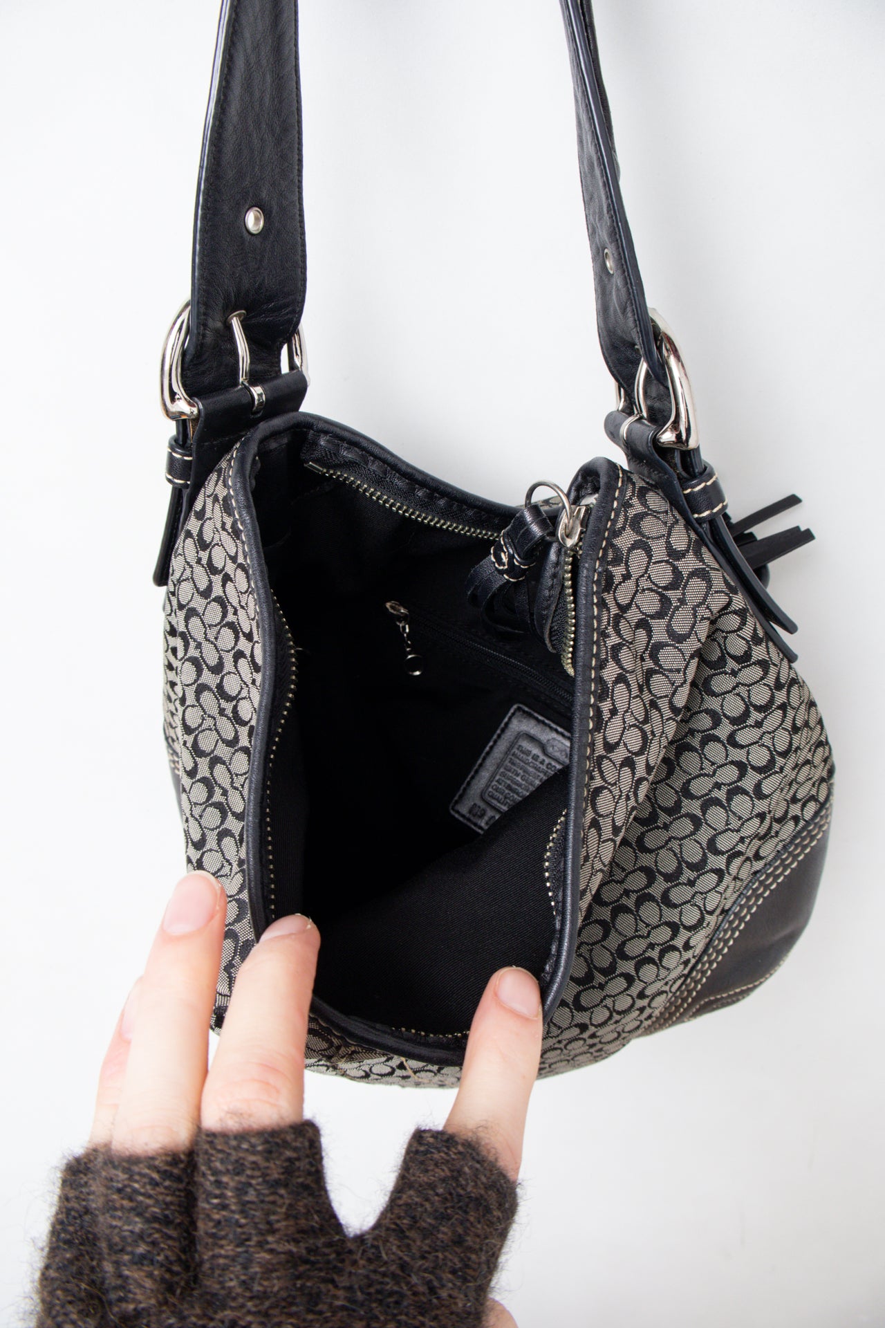 #198 Coach Shoulder Bag Black | c. 198 | Size