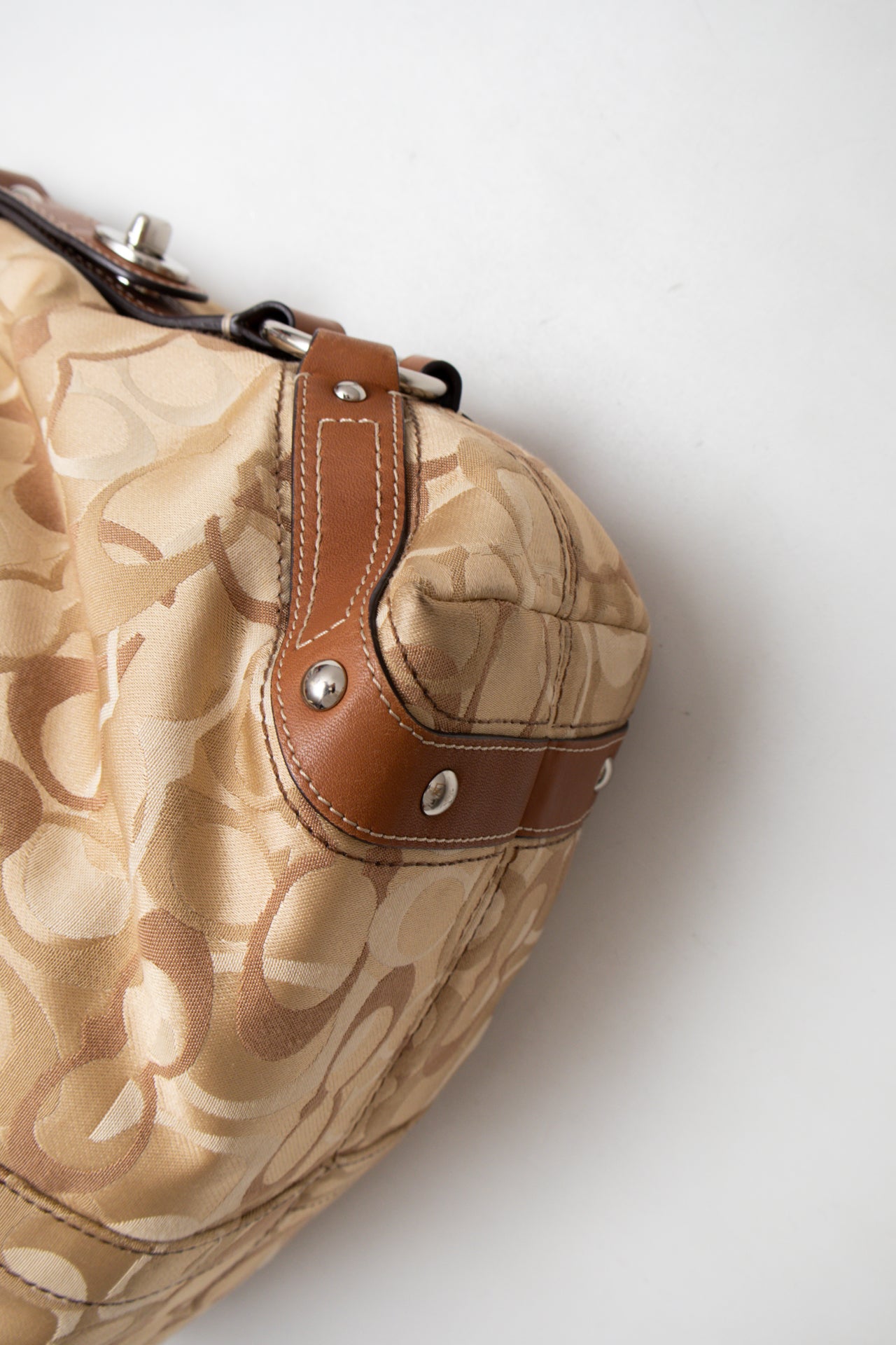 #195 Coach Shoulder Bag Beige | c. 195 | Size