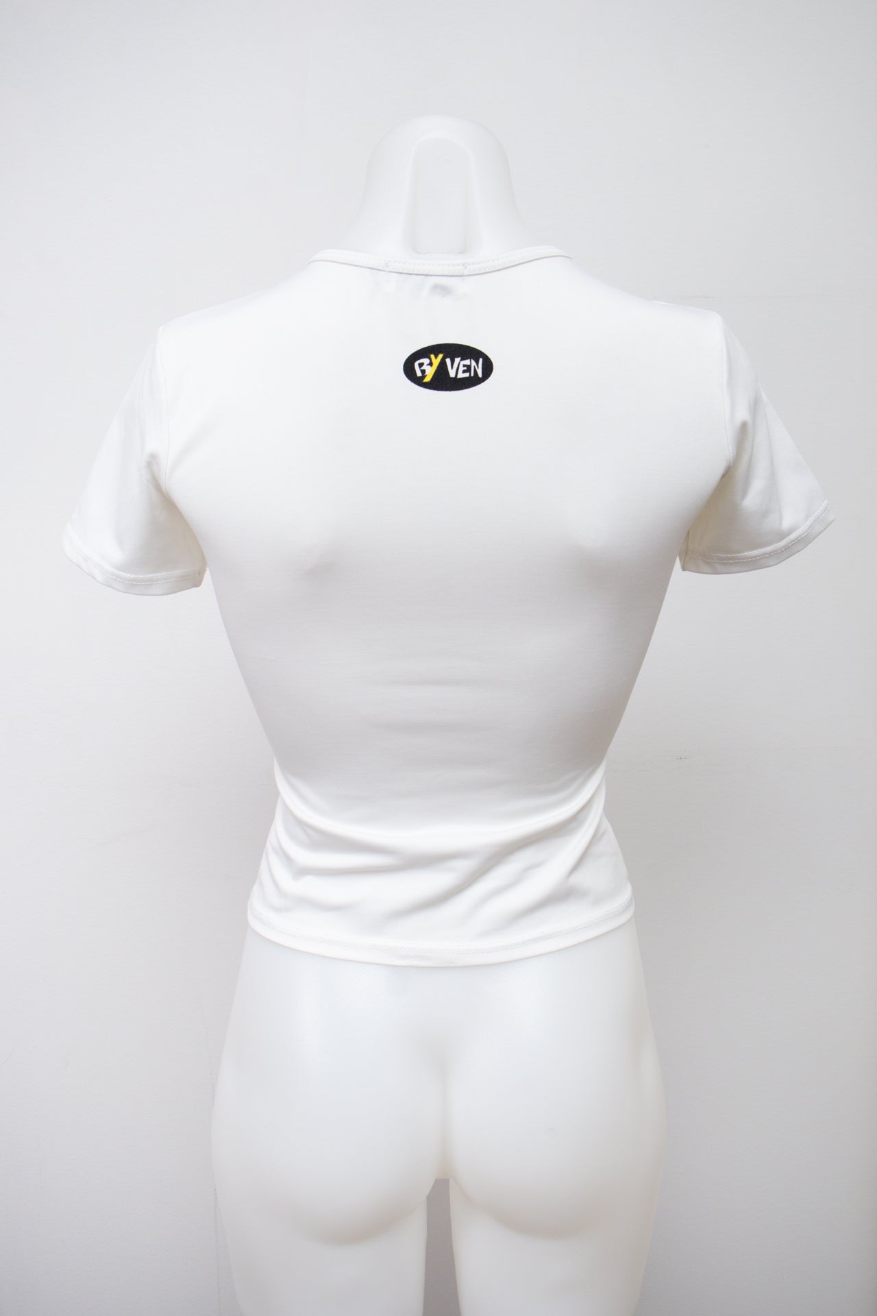 #68 Byven T-shirt White | c. 198 | Size 6