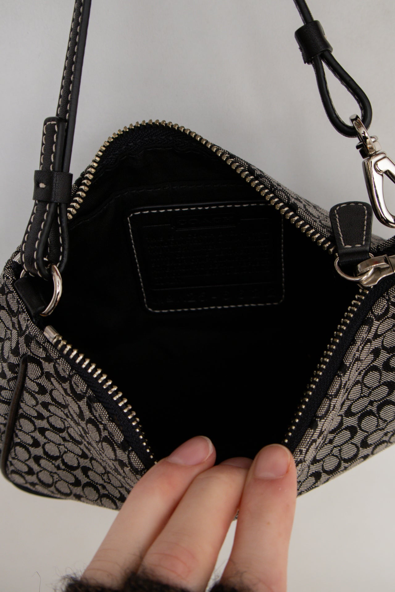 #190 Coach Shoulder Bag Black | c. 198 | Size