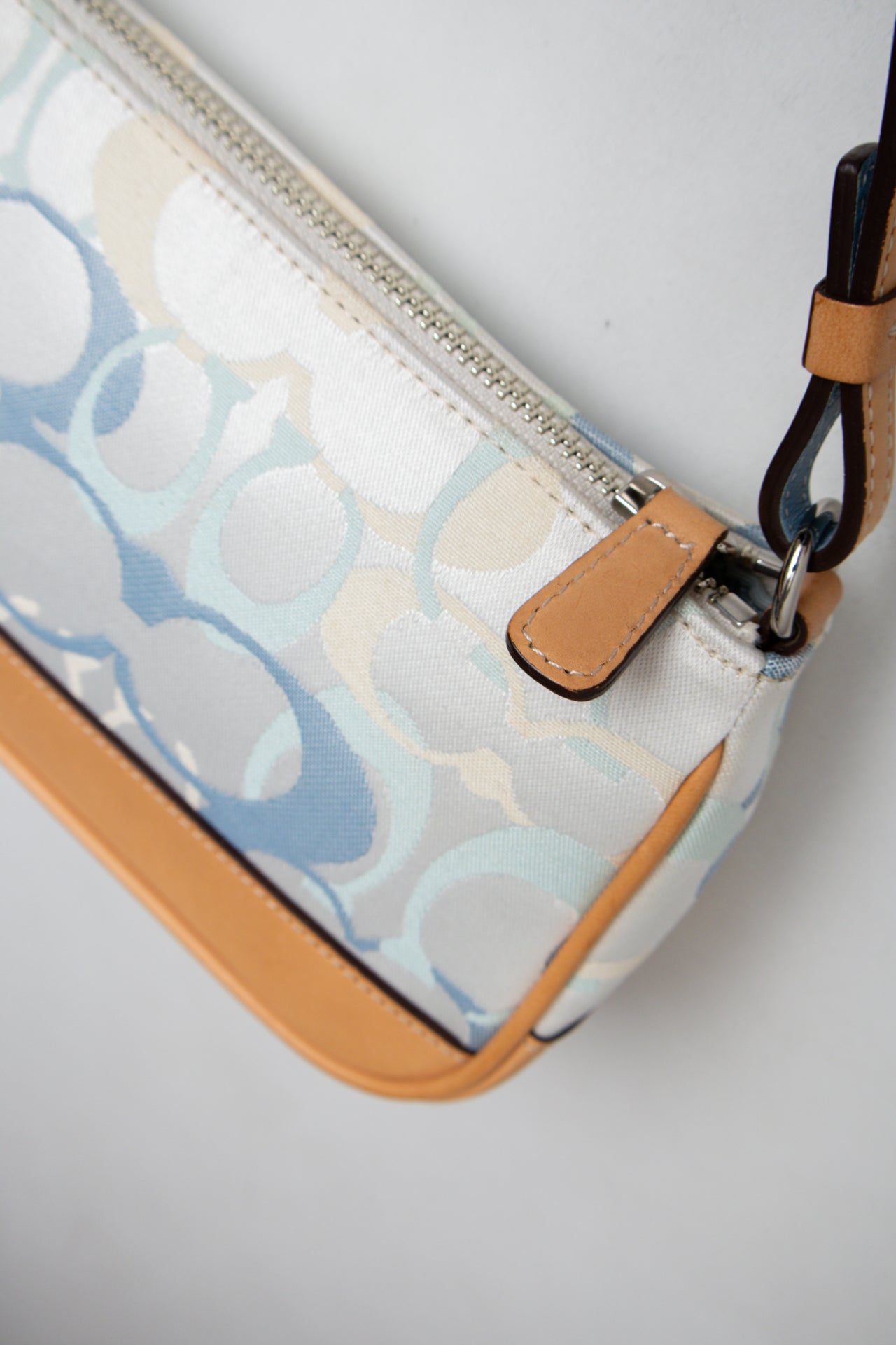 #187 Coach Shoulder Bag White | c. 200 | Size