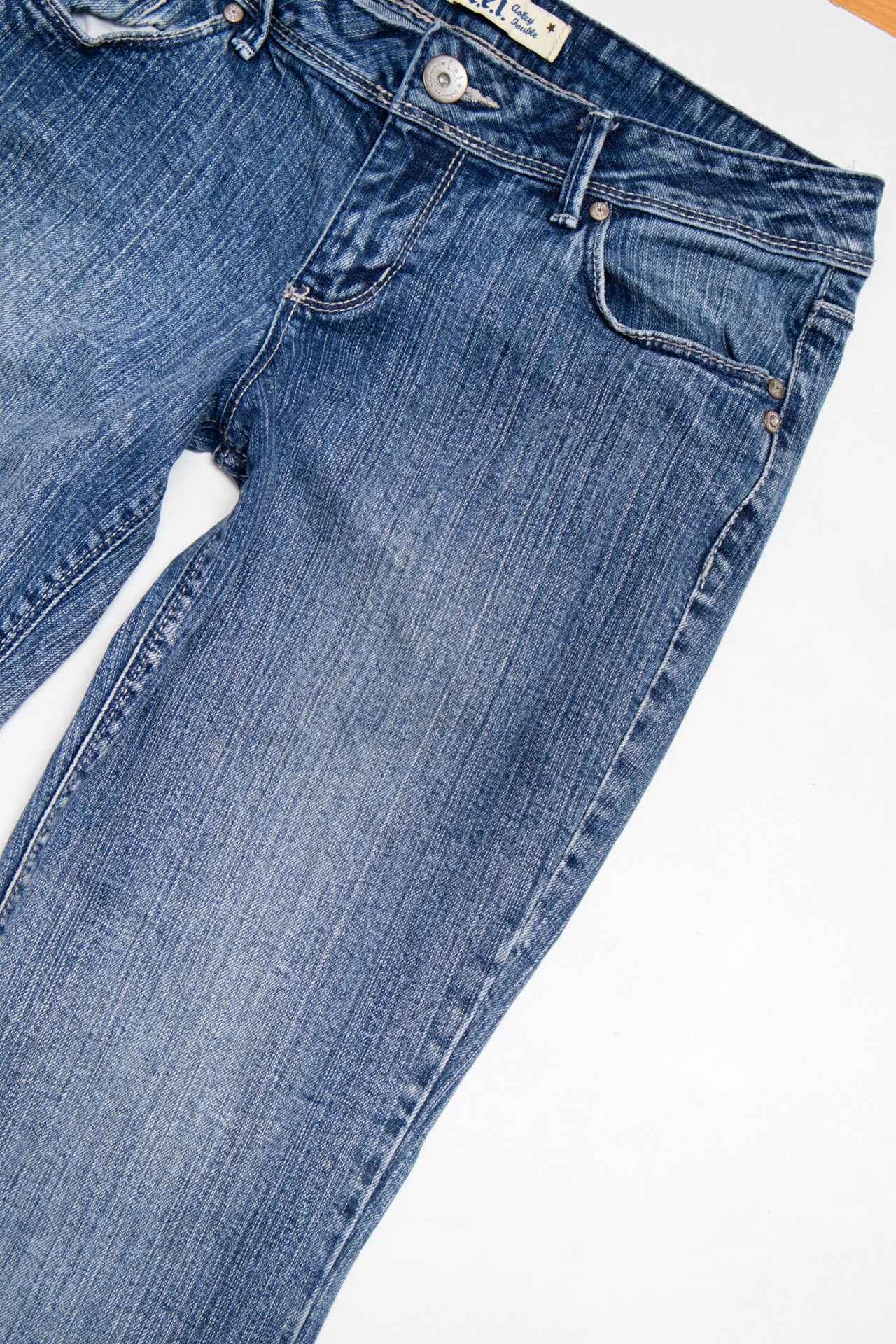 #55 Lei Embroidered zip pocket jeans | c. 161 | size 10