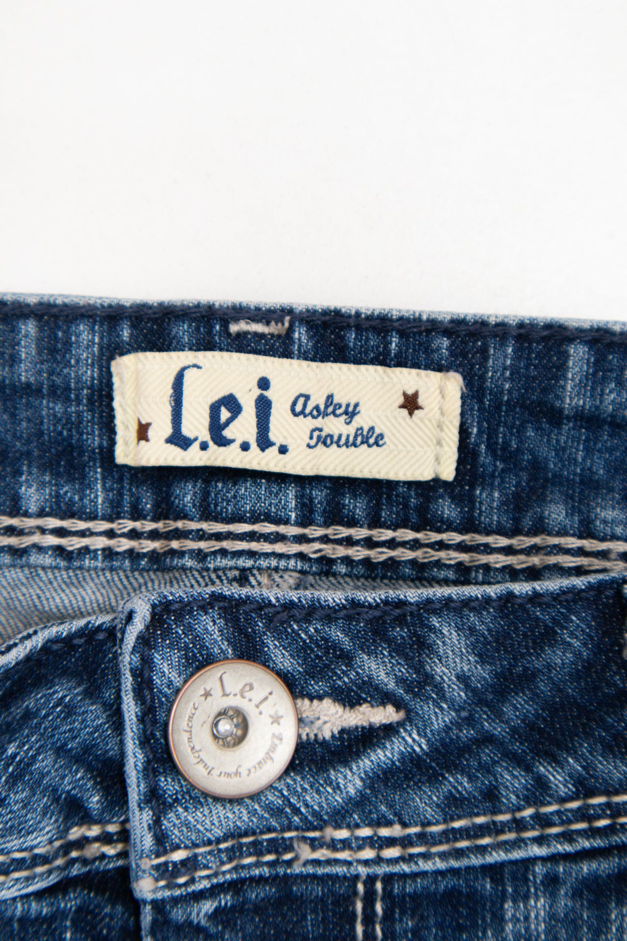 #55 Lei Embroidered zip pocket jeans | c. 161 | size 10
