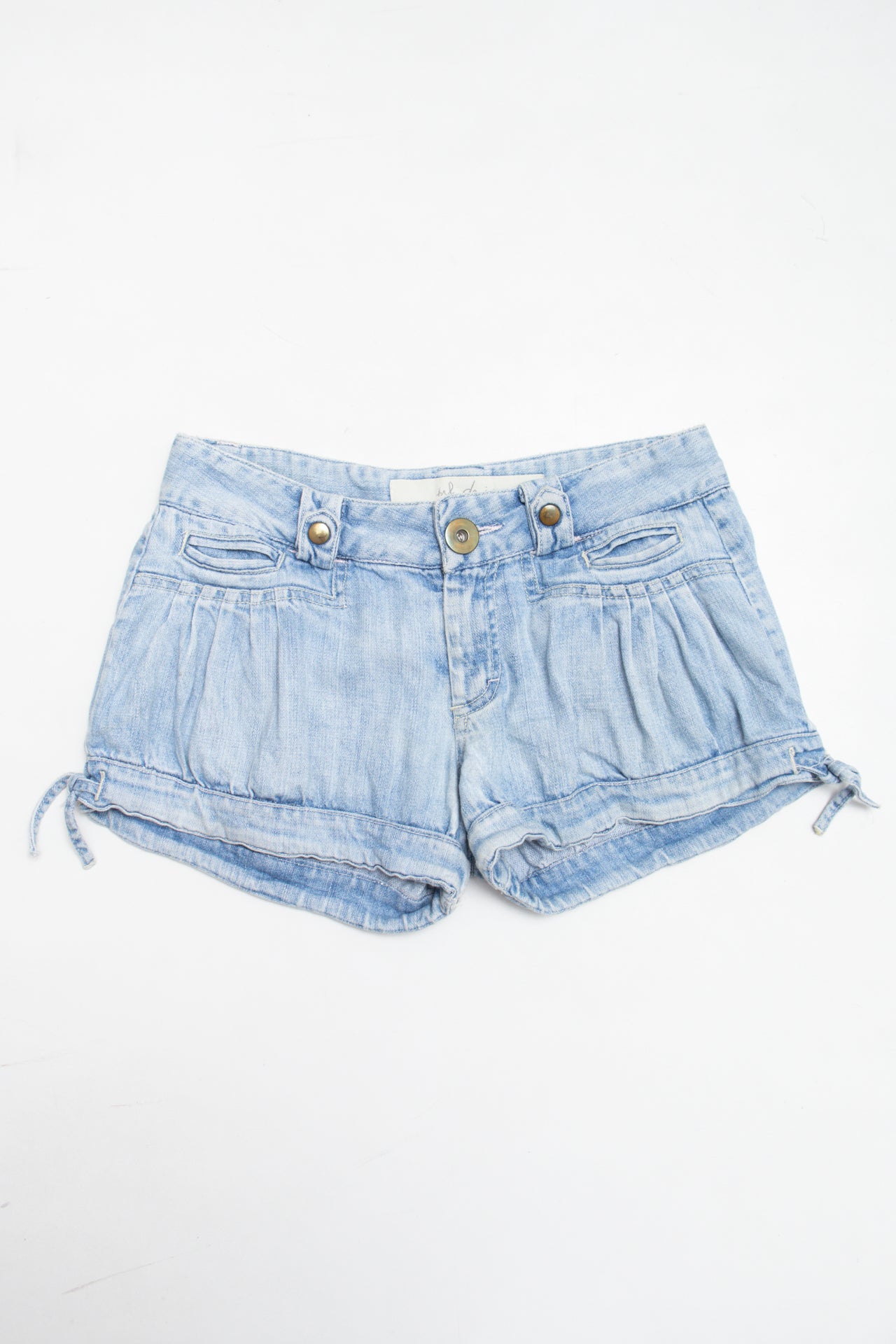 #34 pleated light wash mini denim shorts | c. 162 | size 6