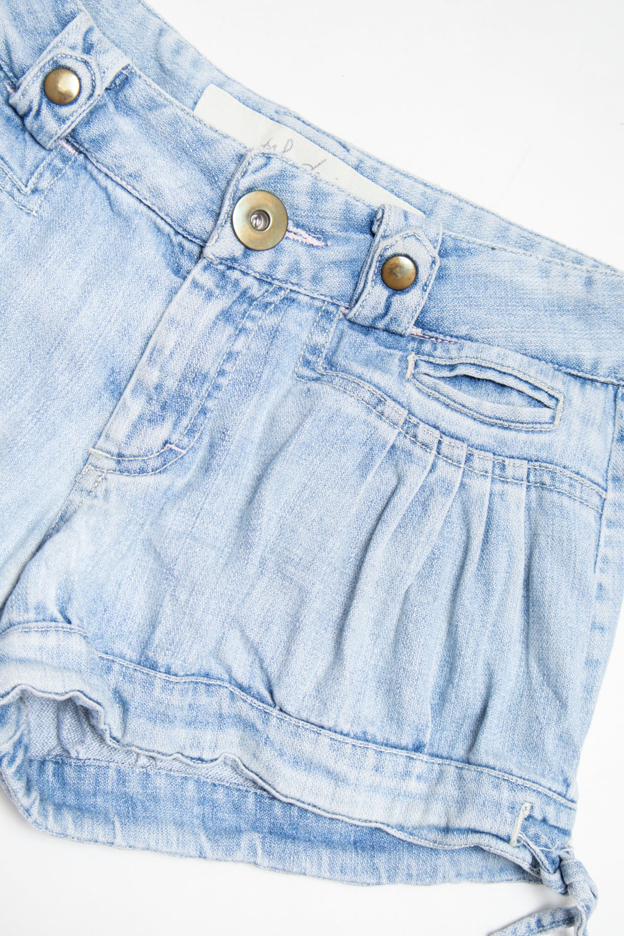 #34 pleated light wash mini denim shorts | c. 162 | size 6