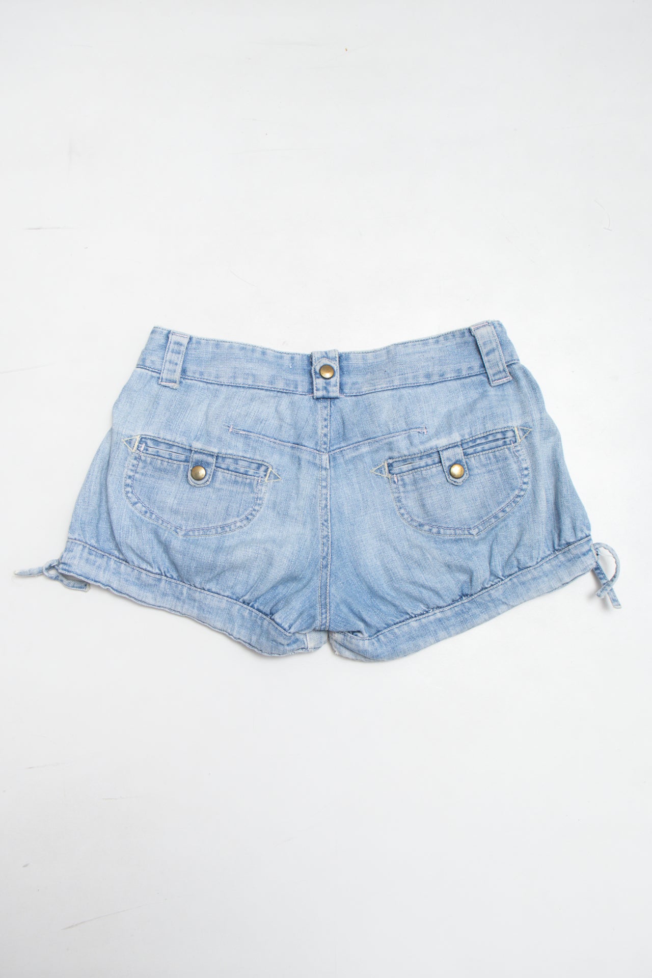#34 pleated light wash mini denim shorts | c. 162 | size 6