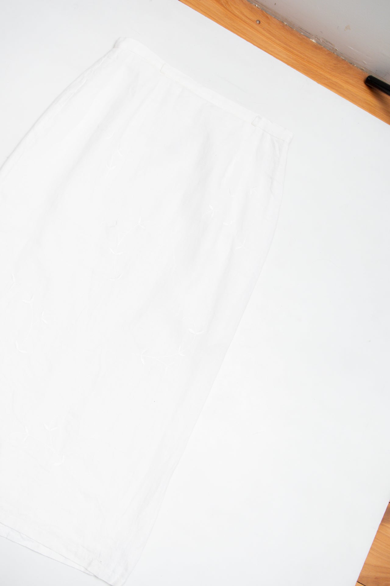 #115 embroidered linen midi skirt | c. 162 | size 8