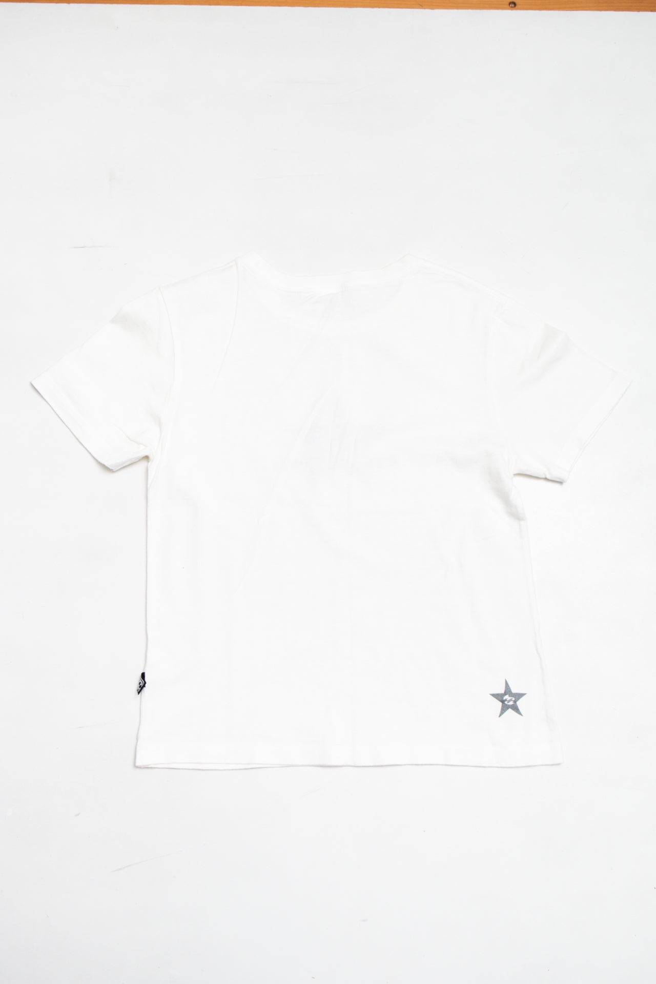 #212 Billabong white glittered cotton tee | c. 162 | size 10