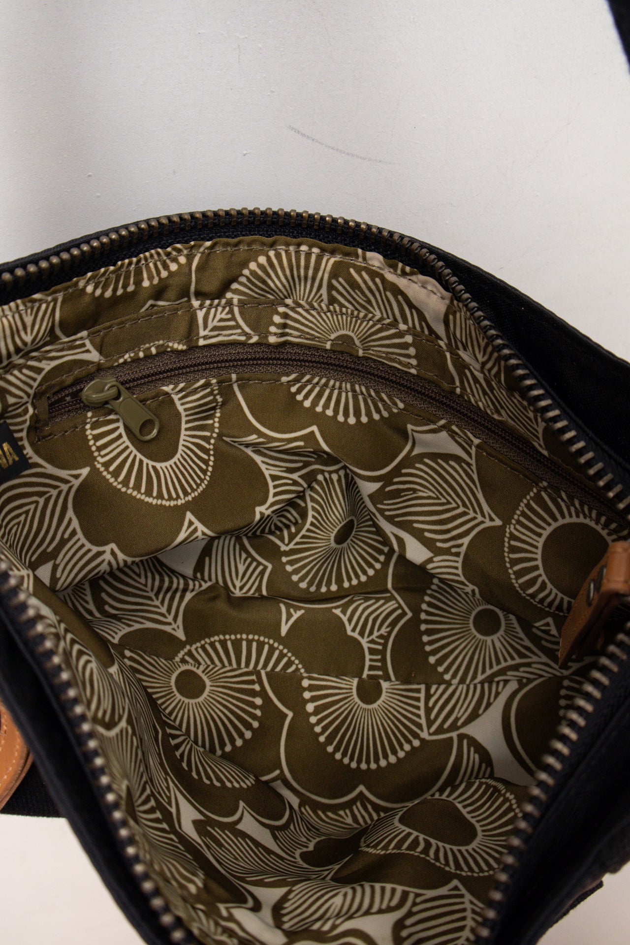 #197 Guess black/brown decal bag | c. 164