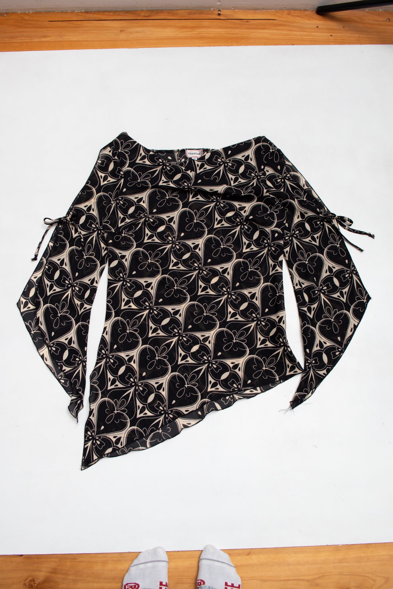 #194 Heart Soul graphic print flared sleeve top | c. 165 | size 10