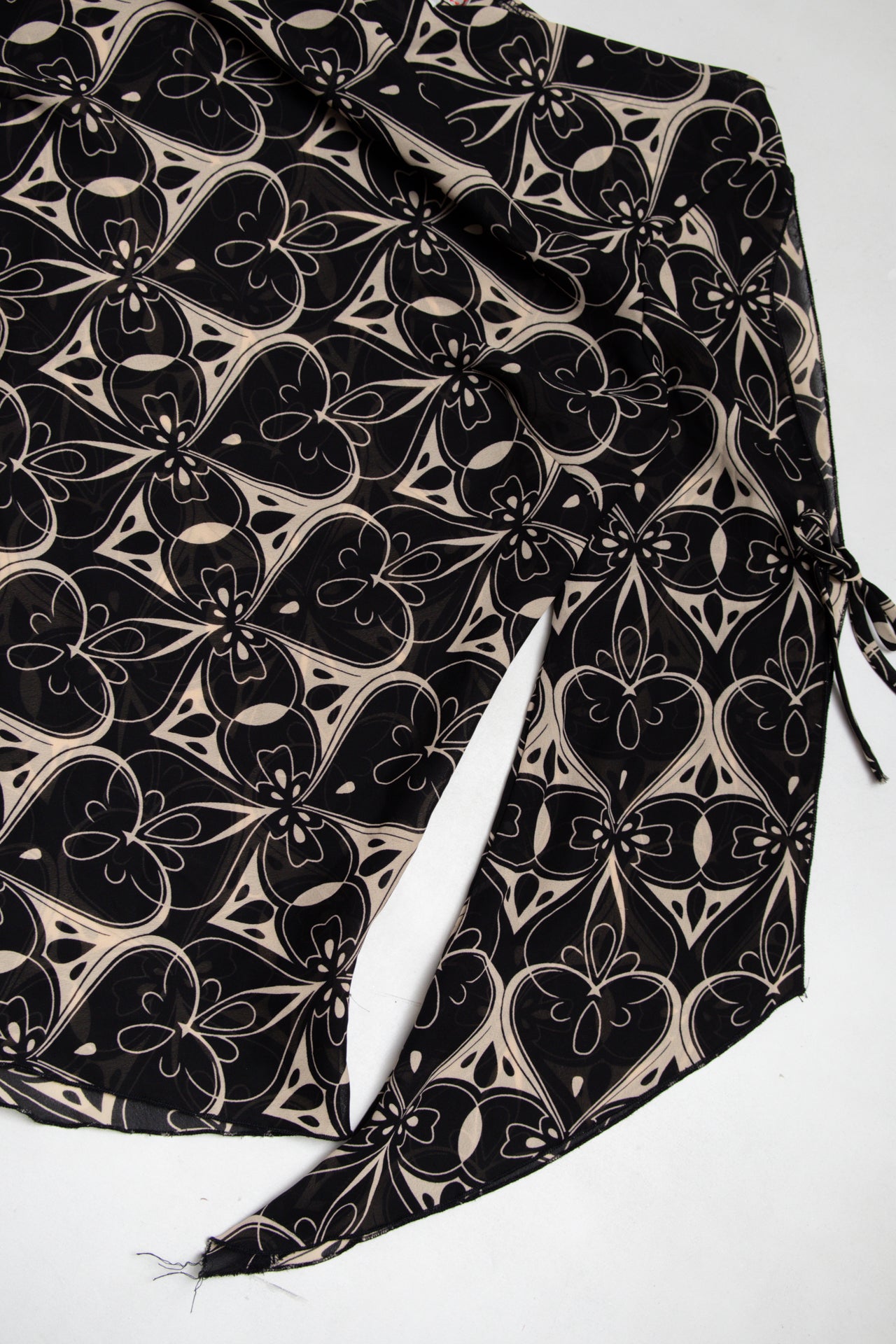 #194 Heart Soul graphic print flared sleeve top | c. 165 | size 10