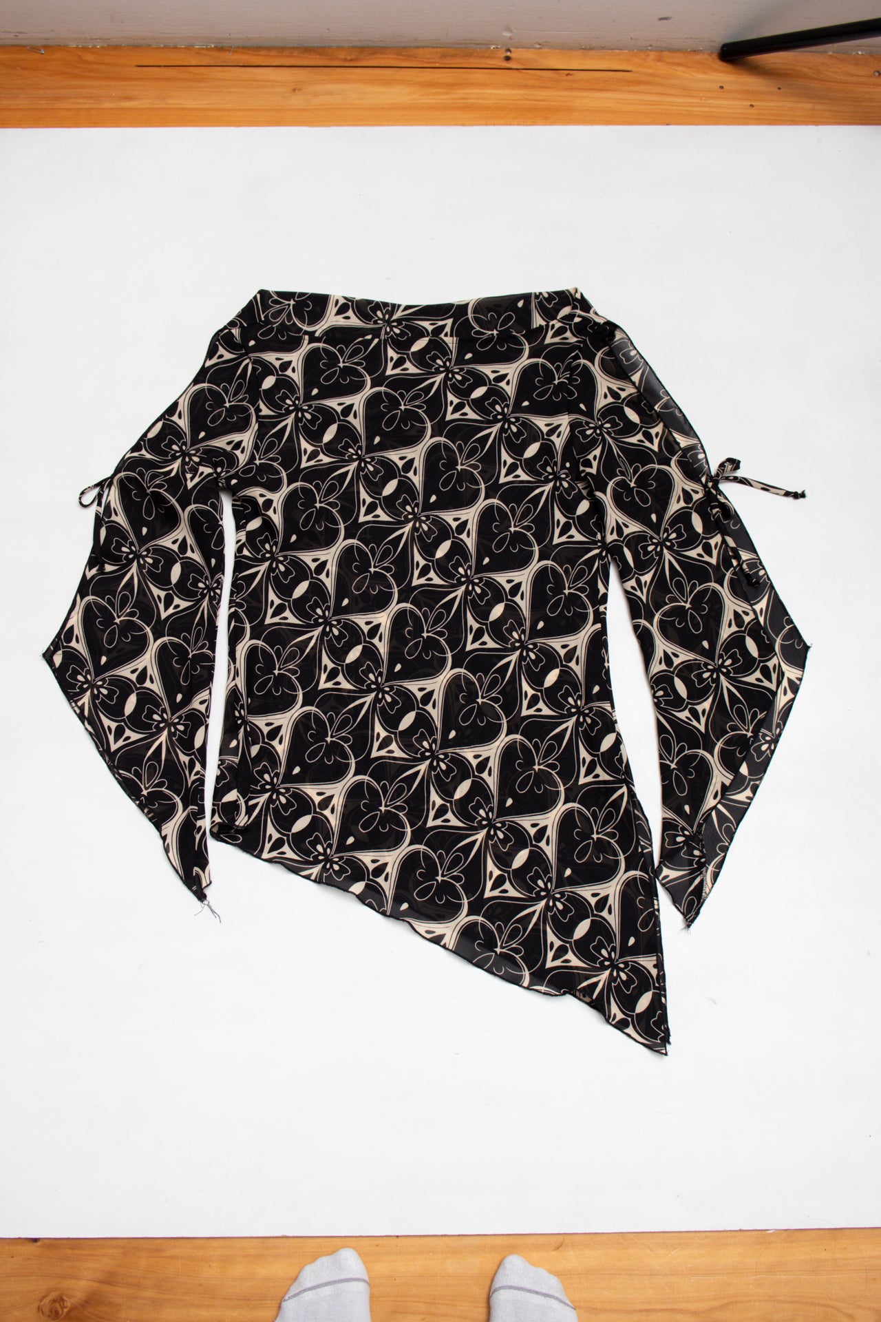 #194 Heart Soul graphic print flared sleeve top | c. 165 | size 10