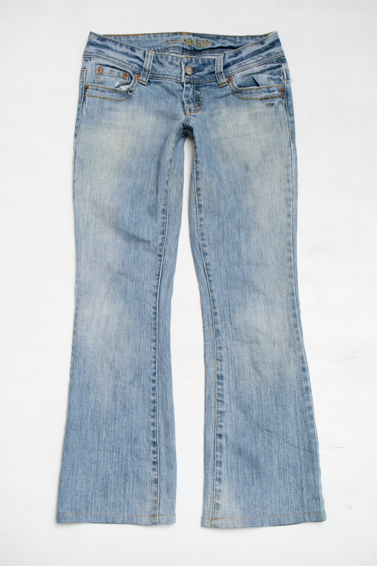 #205 American Eagle light-wash jeans | c. 165 | size 6