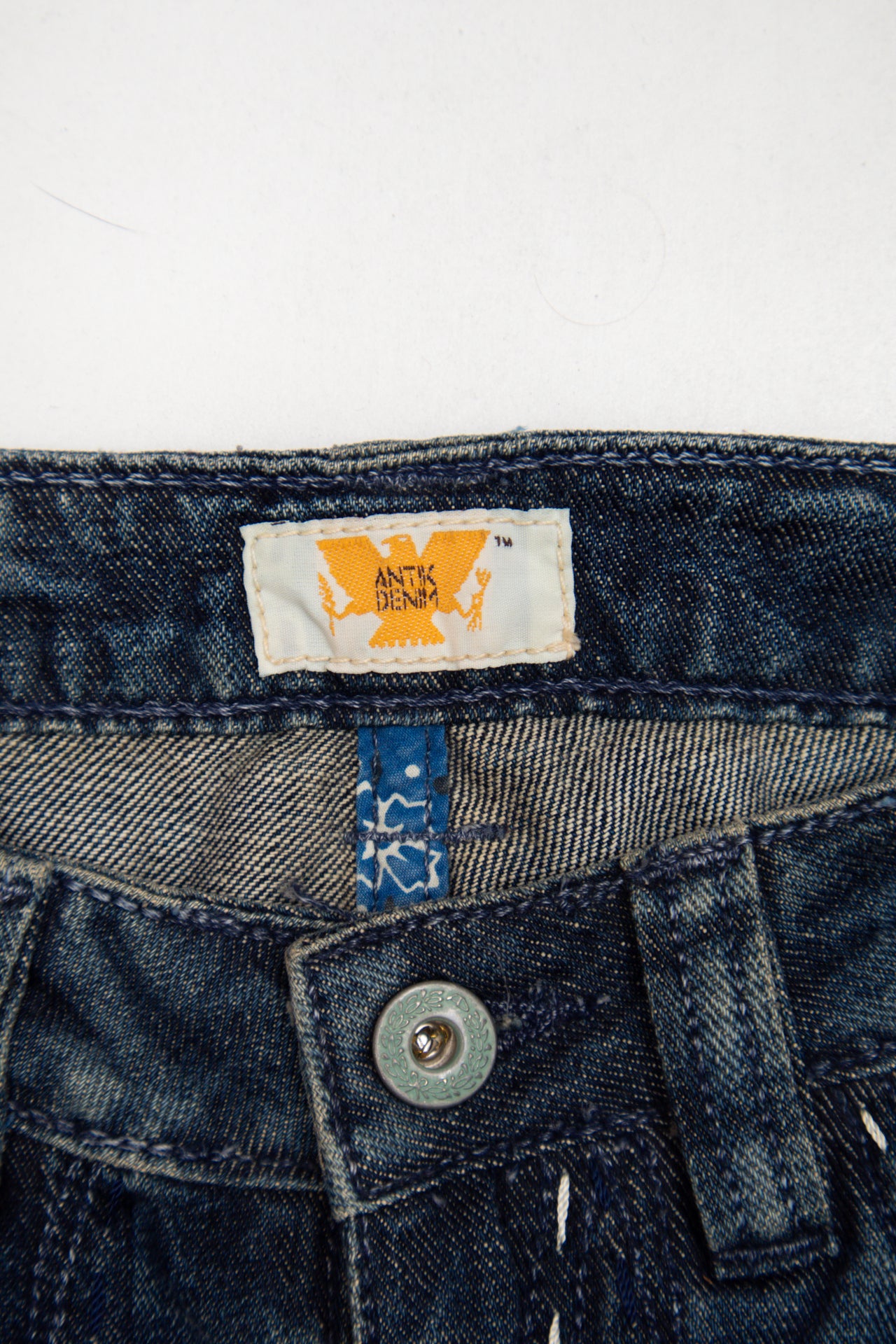 #165 Antik embroidered distressed jeans | c. 158 | size 6