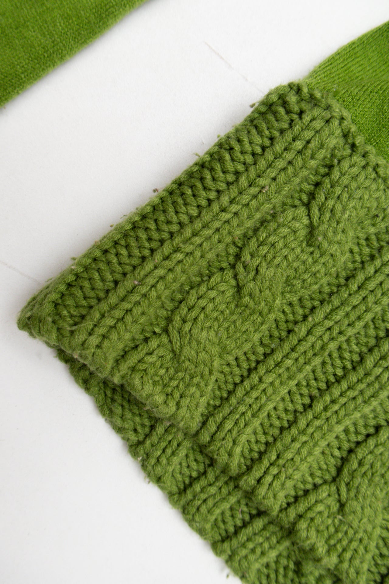 #86 Green V-Neck knit  | Size 12 | C. 152