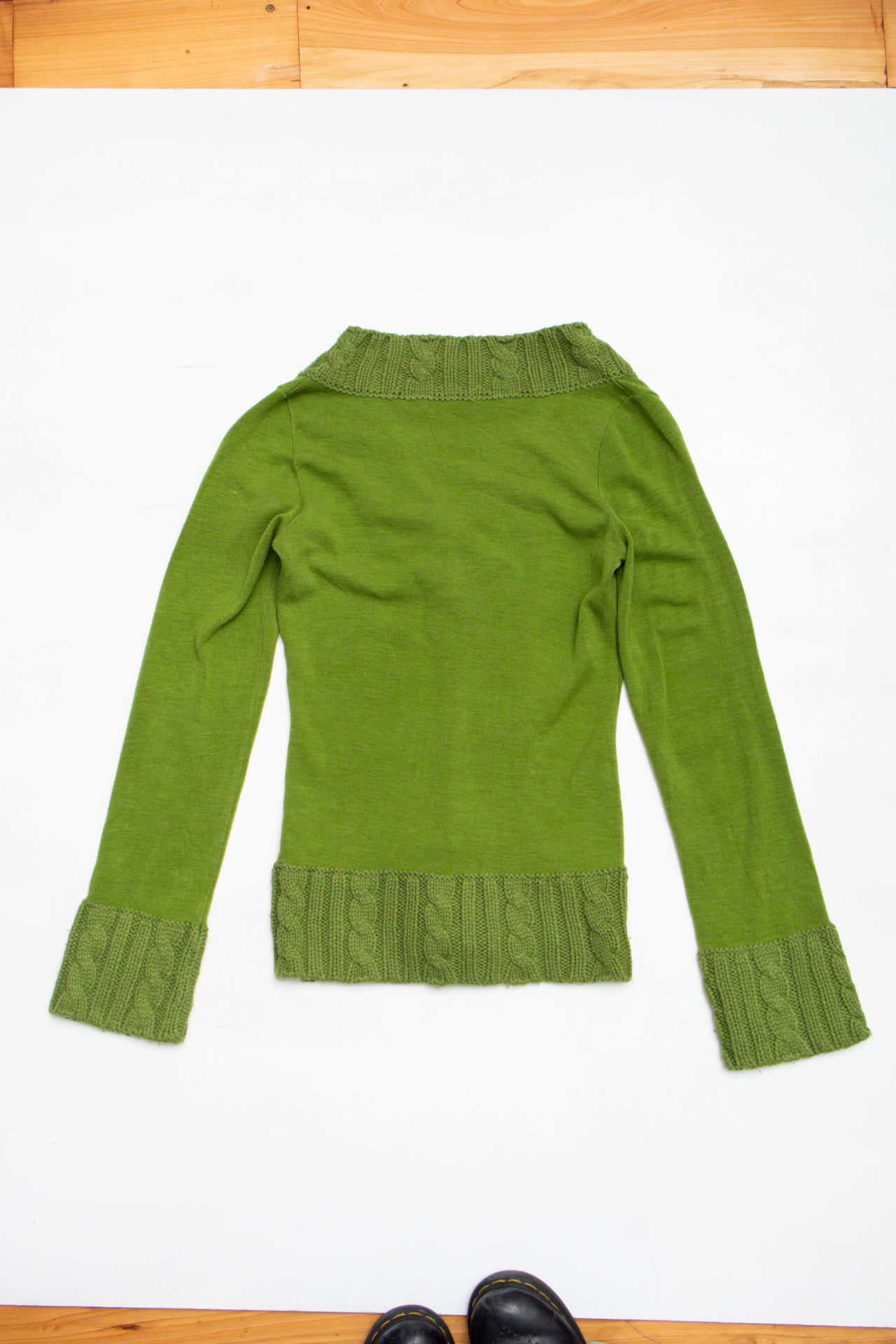 #86 Green V-Neck knit  | Size 12 | C. 152
