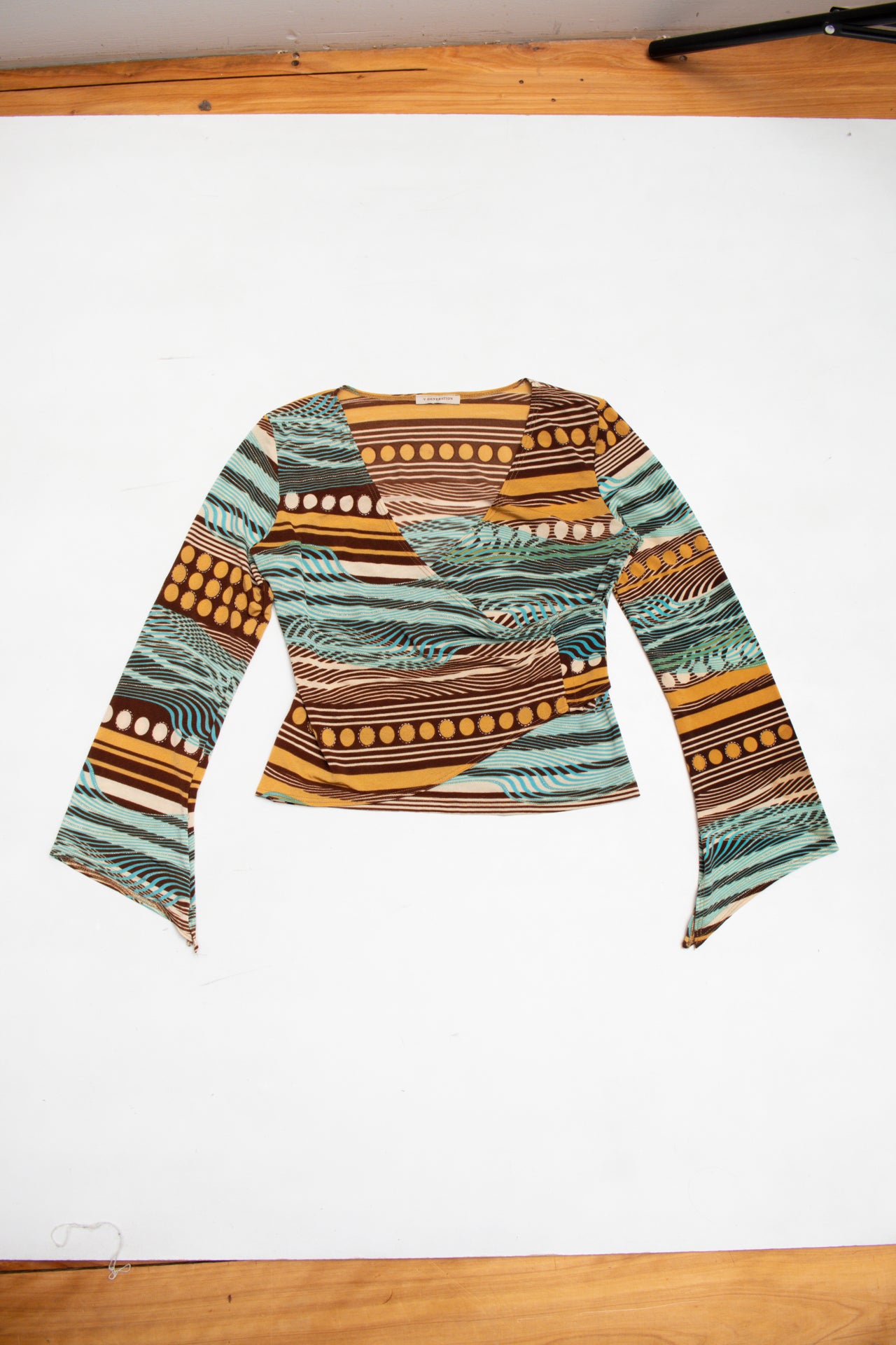 #07 V Generation faux wrap graphic top | c. 159 | size 10