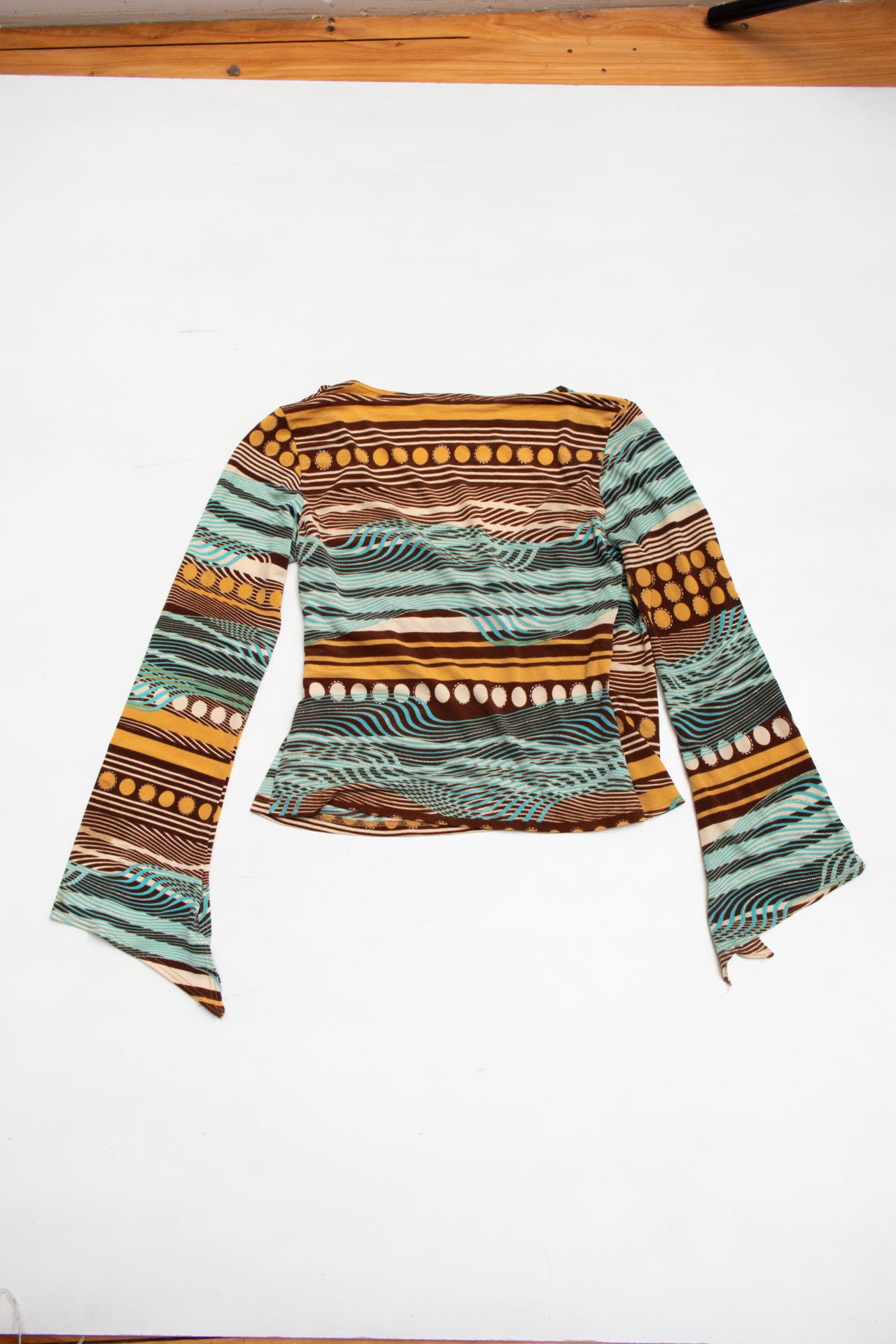 #07 V Generation faux wrap graphic top | c. 159 | size 10