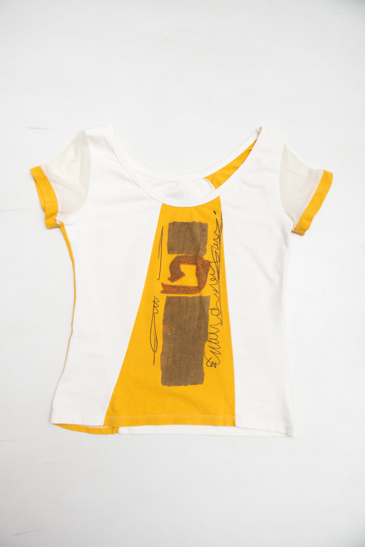 #17 STQ yellow/white graphic print baby tee | c. 159 | size 8