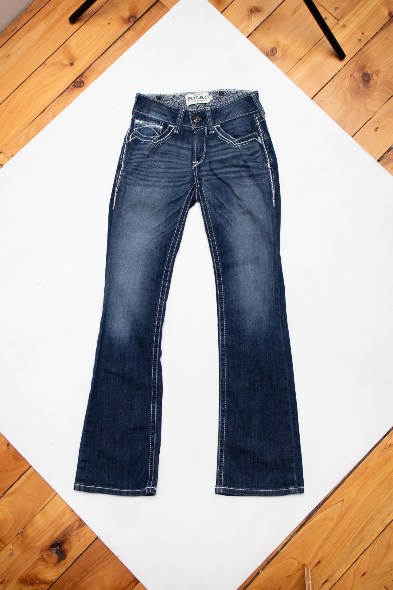 #170 Ariat low-rise contrast stitch bootcut jeans | Size 6 | C. 152