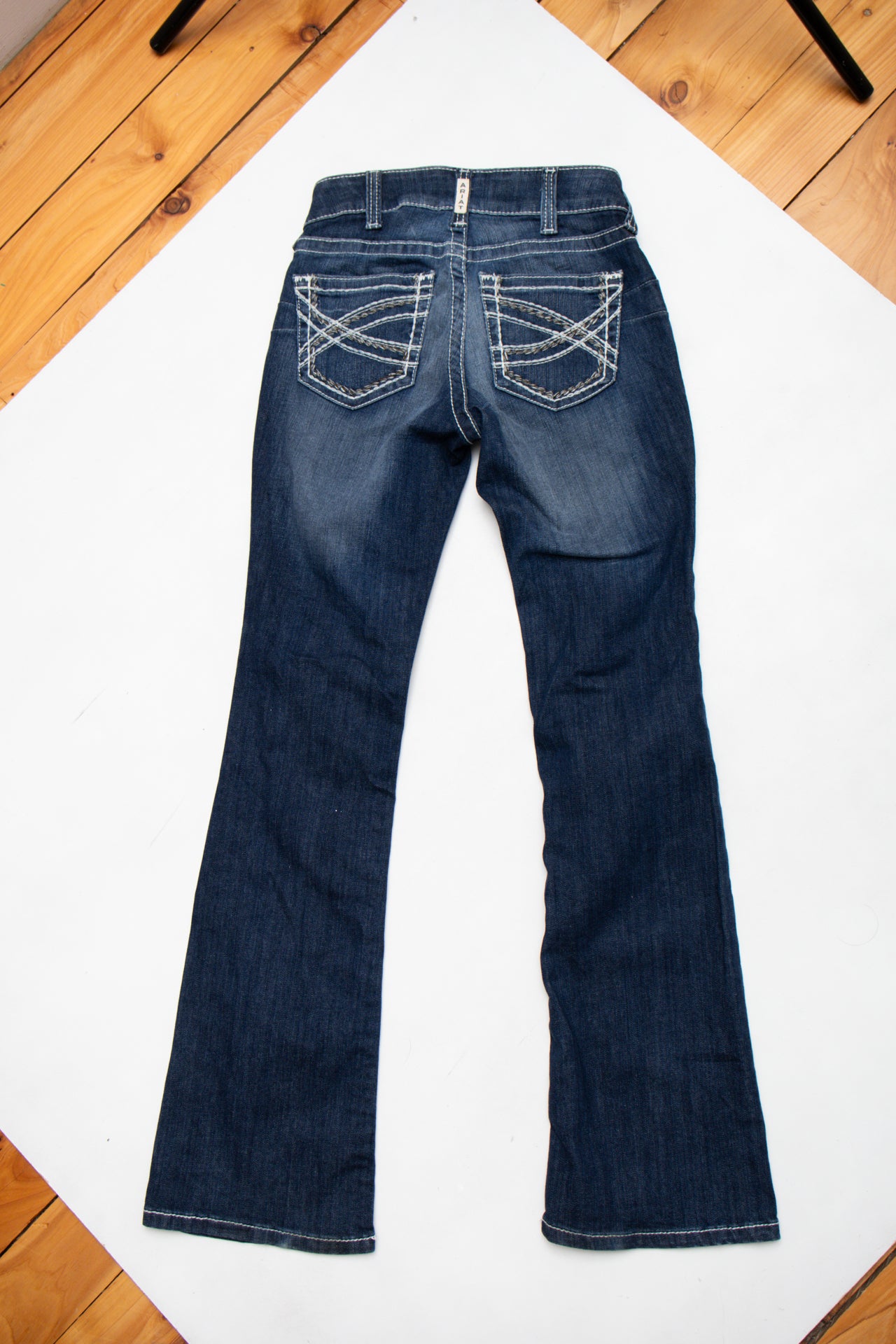 #170 Ariat low-rise contrast stitch bootcut jeans | Size 6 | C. 152