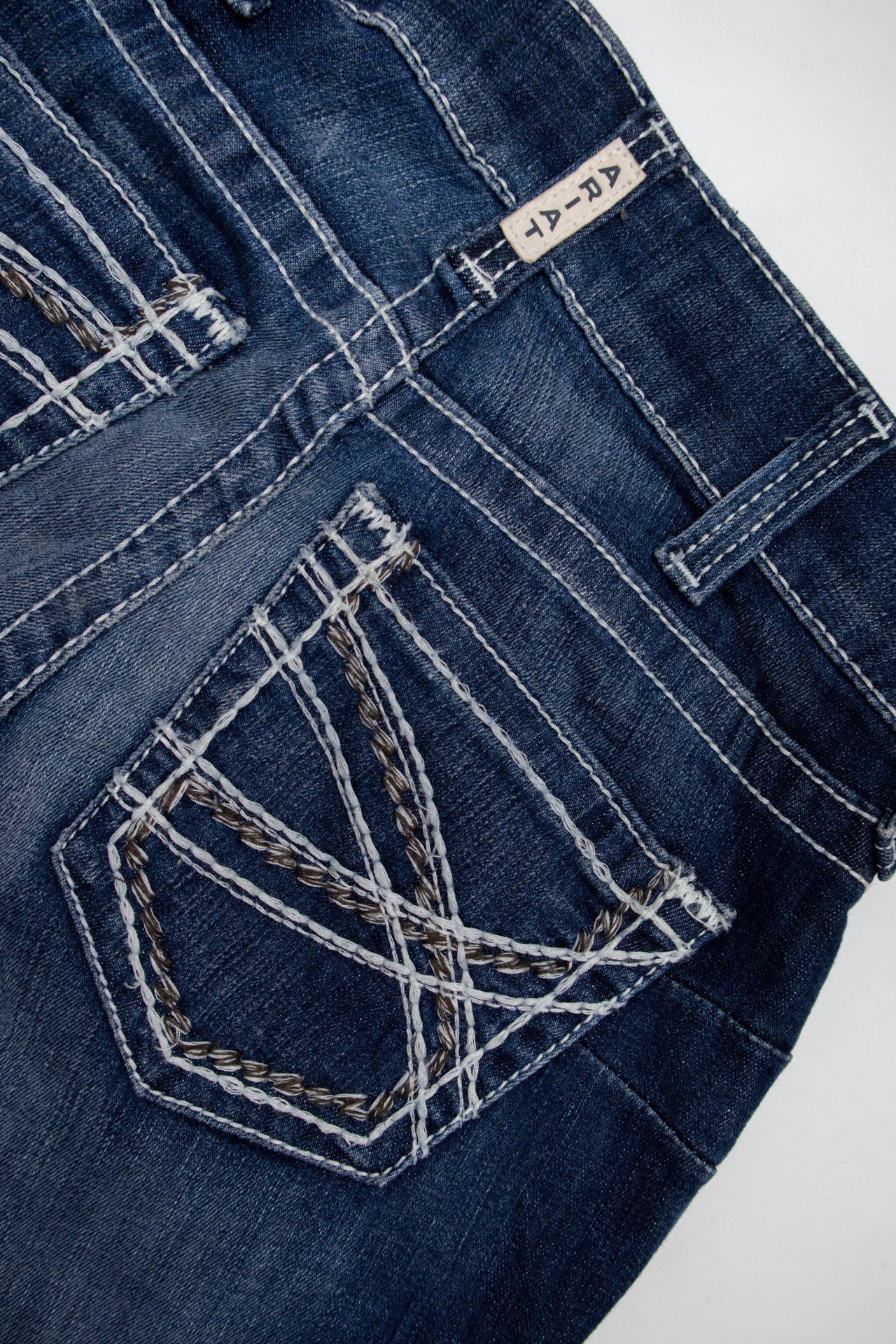 #170 Ariat low-rise contrast stitch bootcut jeans | Size 6 | C. 152