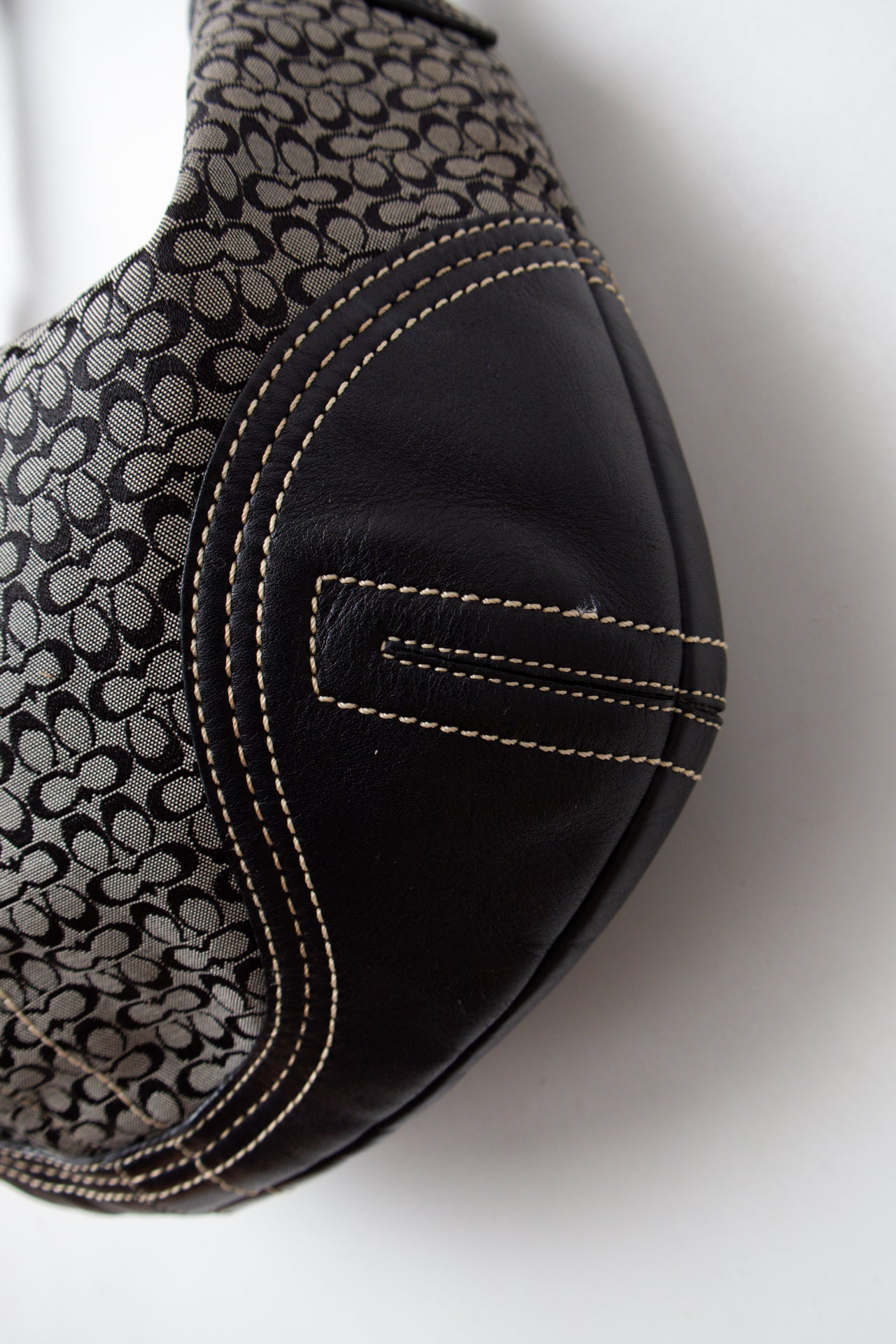 #198 Coach Shoulder Bag Black | c. 198 | Size