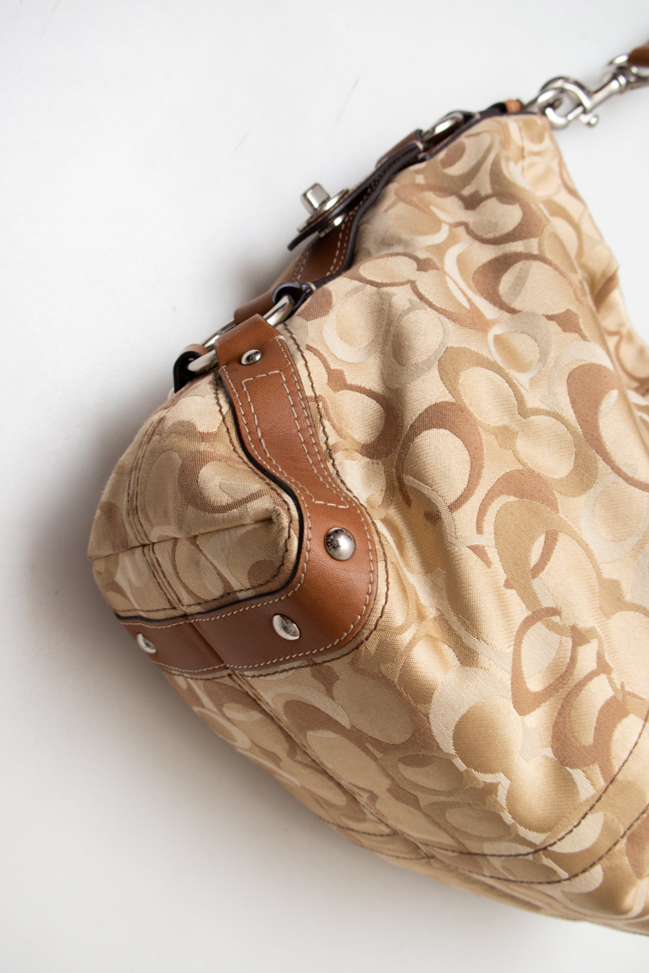 #195 Coach Shoulder Bag Beige | c. 195 | Size