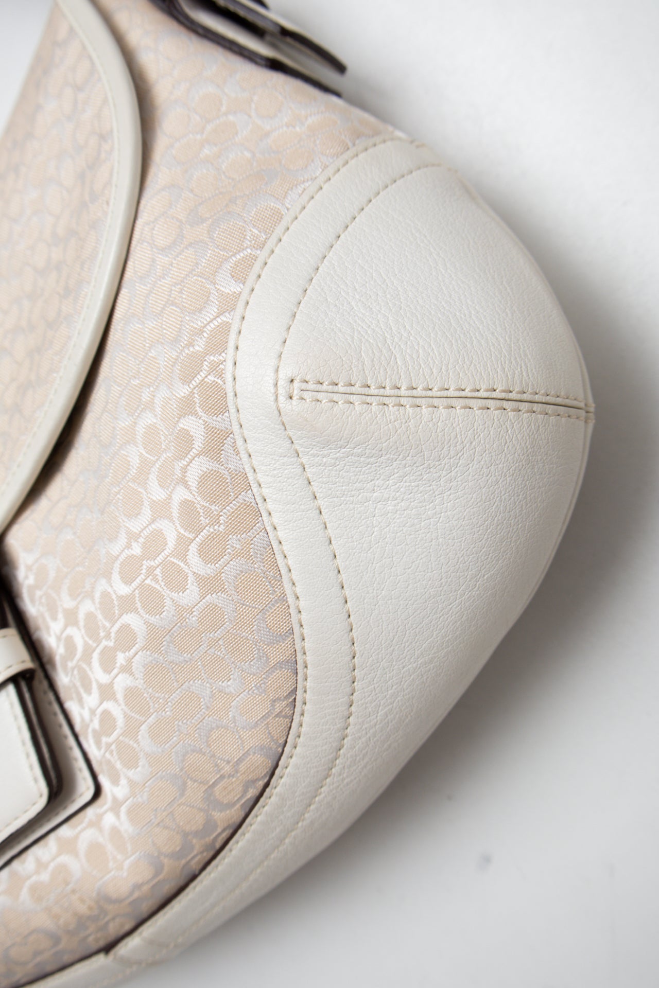 #187 Coach Shoulder Bag Beige | c. 202 | Size
