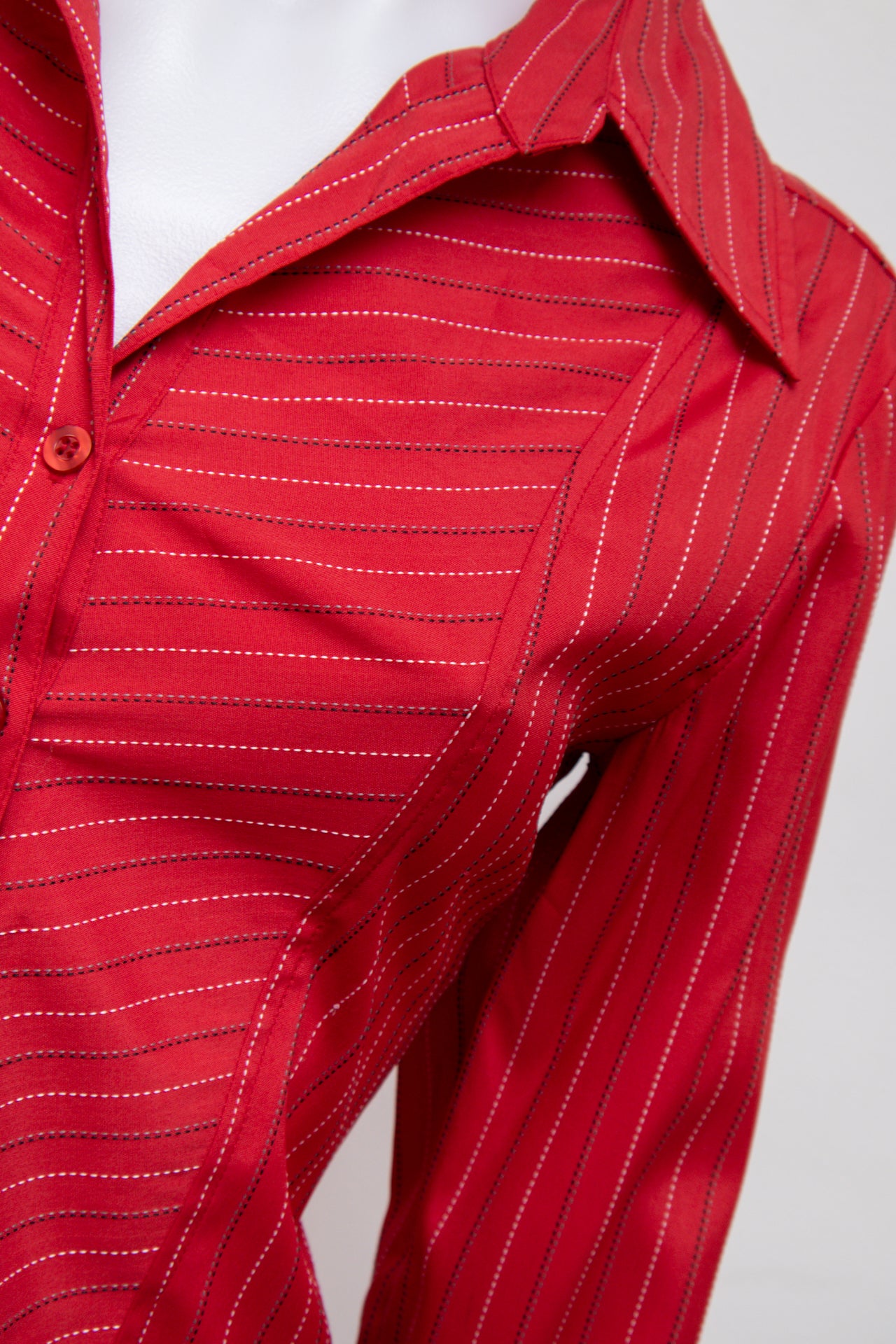 #94 Antilia Femme T-shirt Red | c. 197 | Size 10