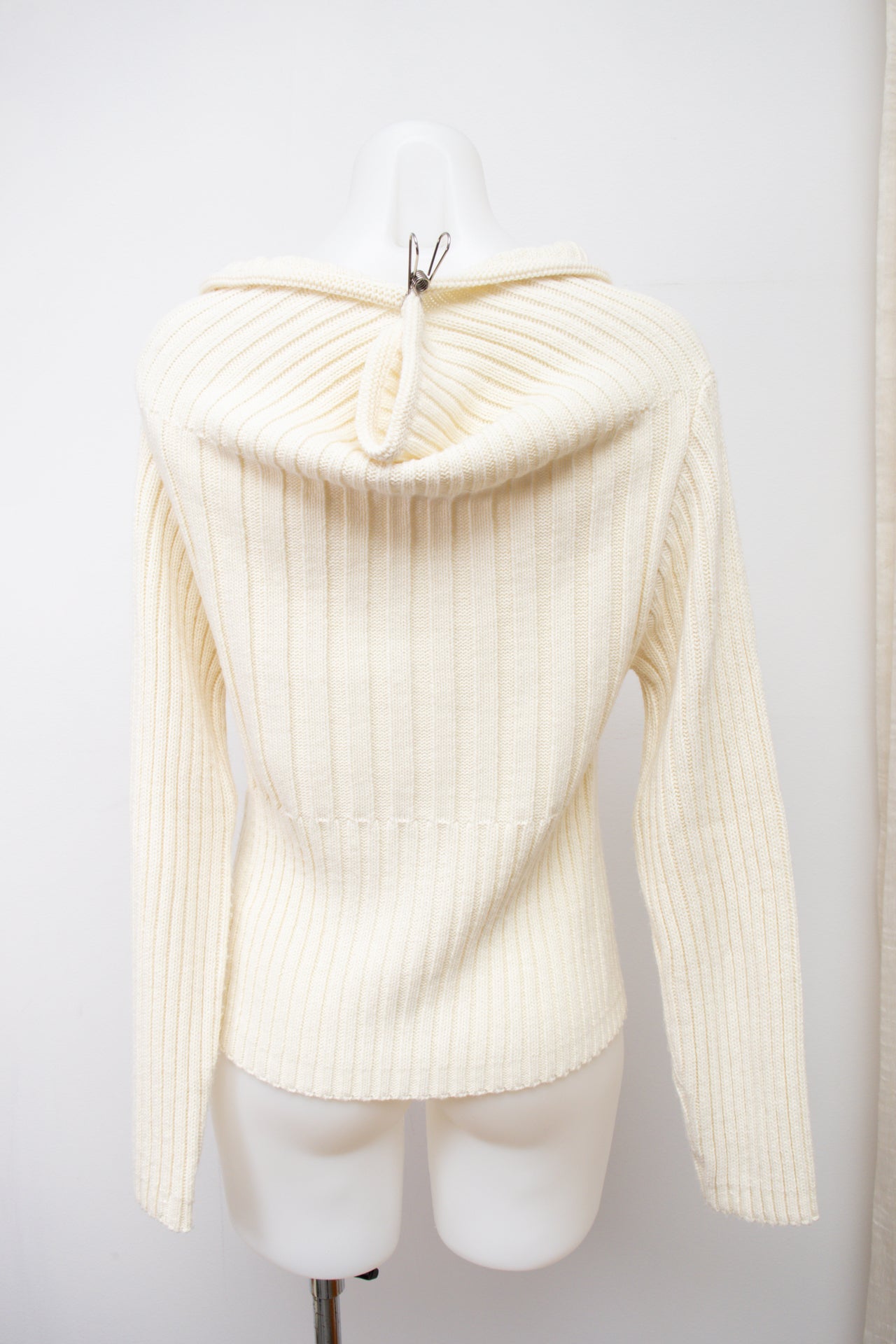 #121 Cardigan White | c. 198 | Size 31
