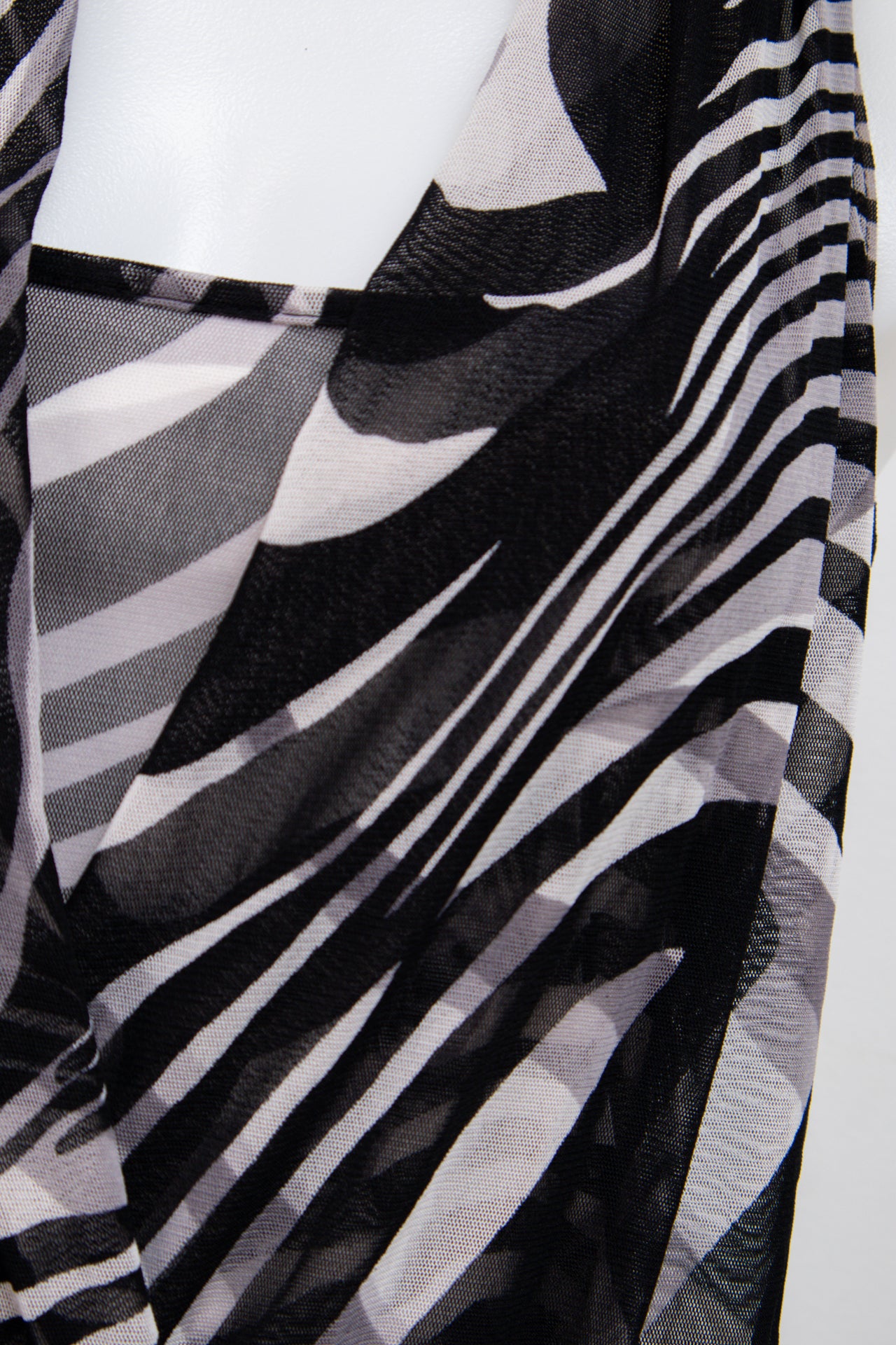 #117 Xoxo Halter Top Black | c. 206 | Size 8