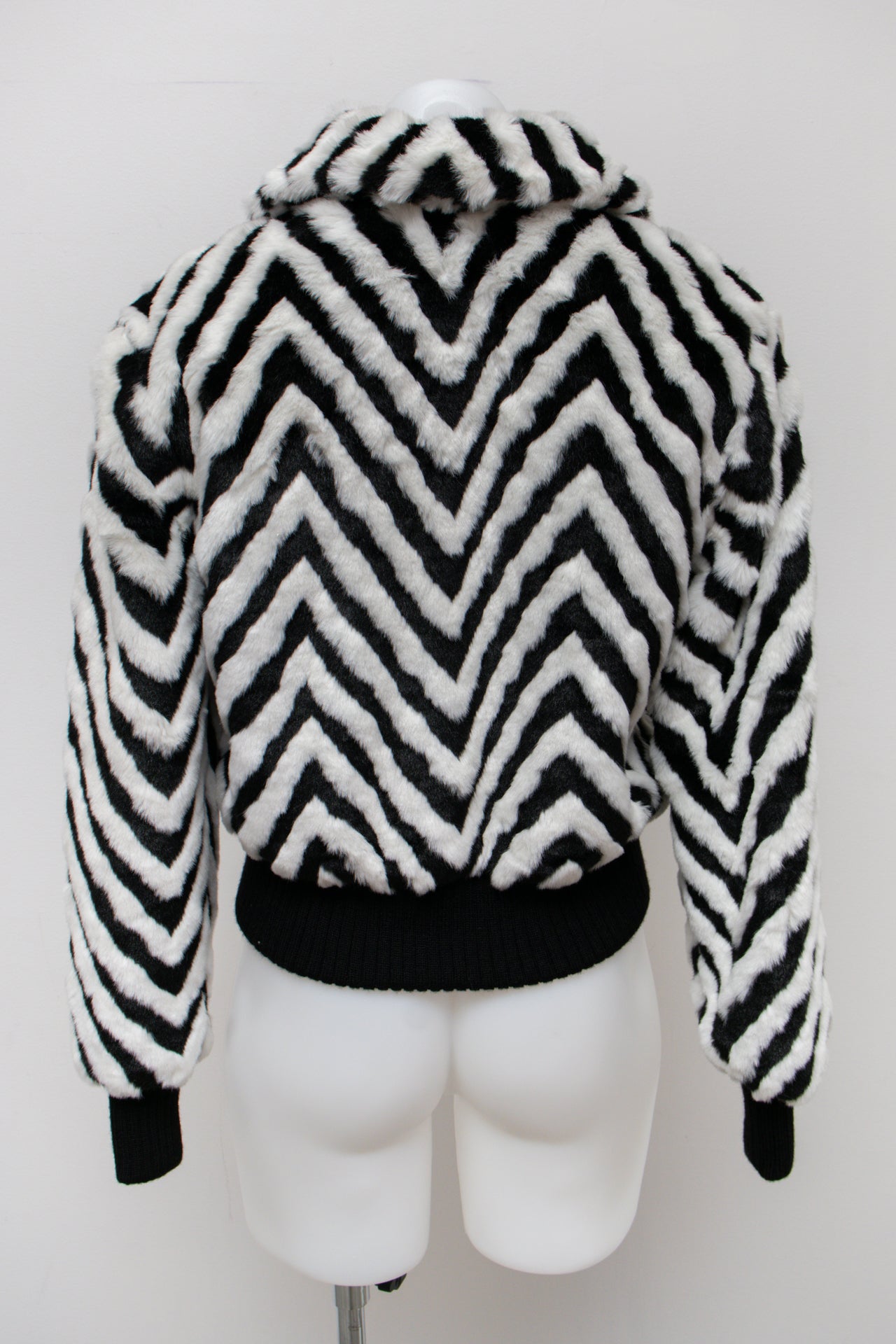 #91 Express T-shirt Black | c. 183 | Size 8