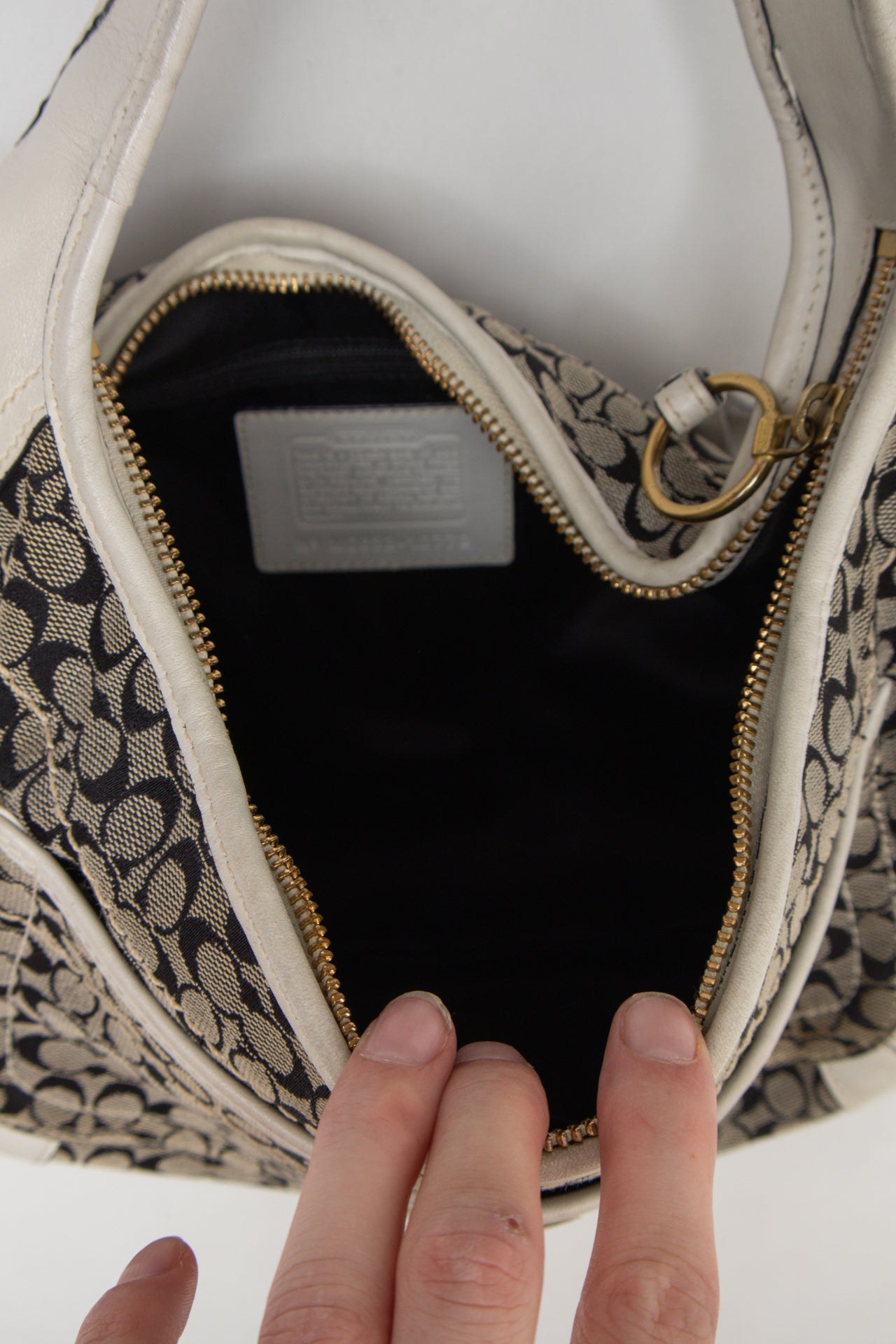 #177 Coach Shoulder Bag Black | c. 187 | Size