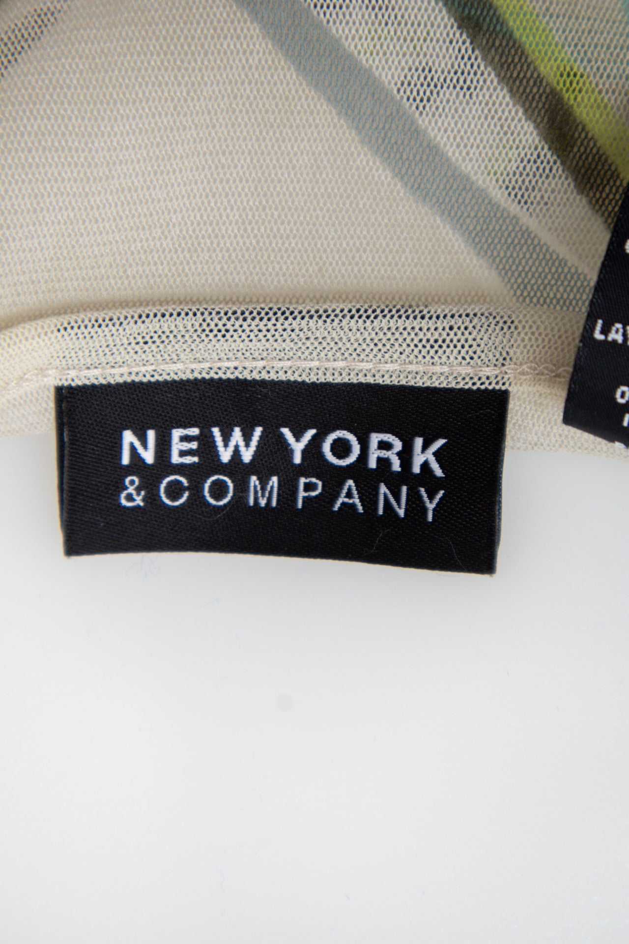 #54 New York & Company T-shirt White | c. 194 | Size 10