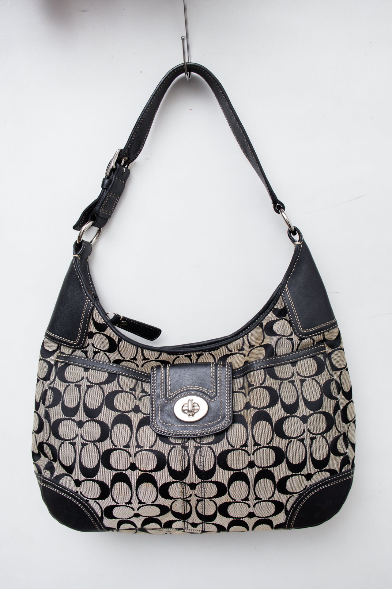 #210 Coach Shoulder Bag Black | c. 199 | Size