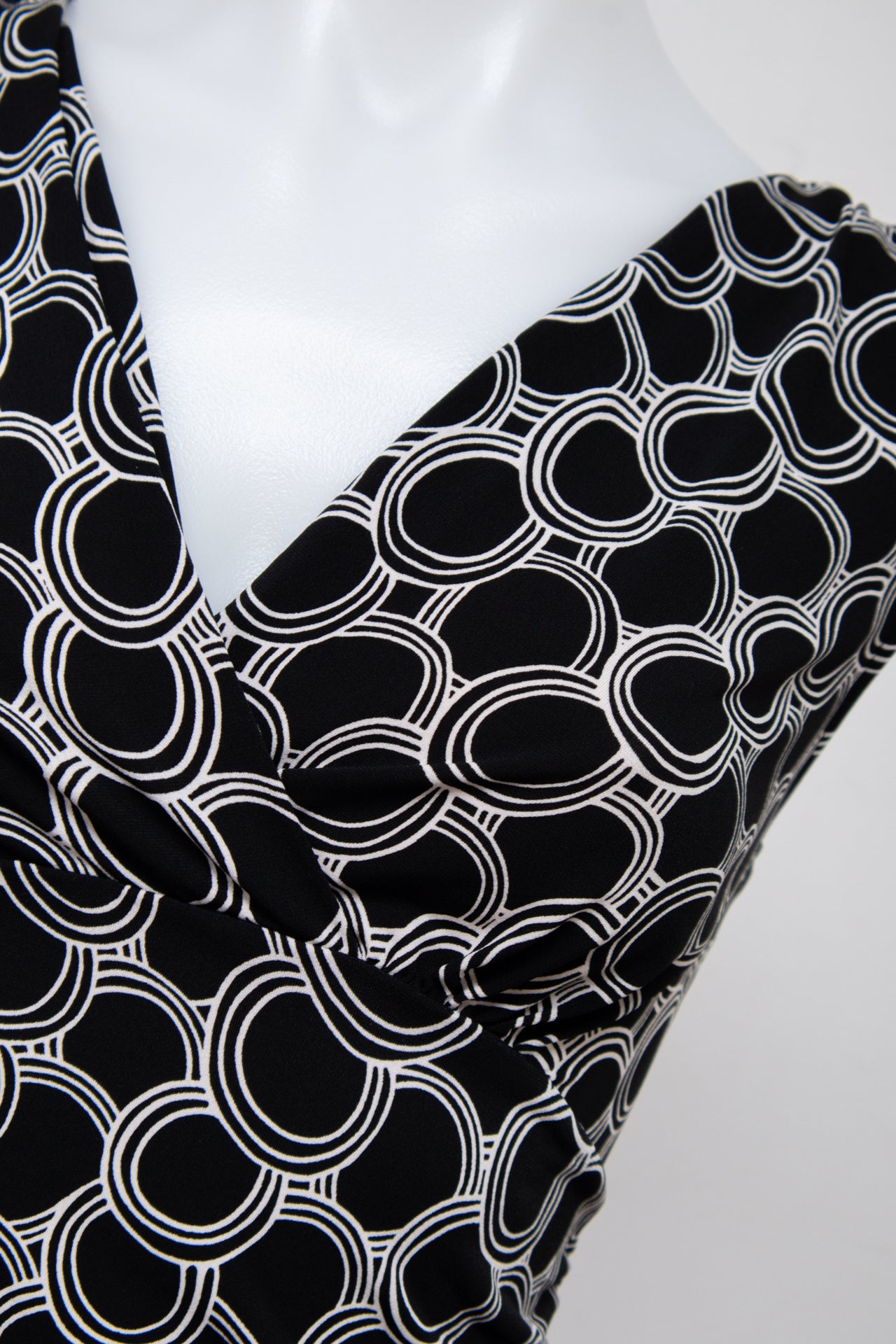 #028 George Short Sleeve Black | c. 209 | Size 12