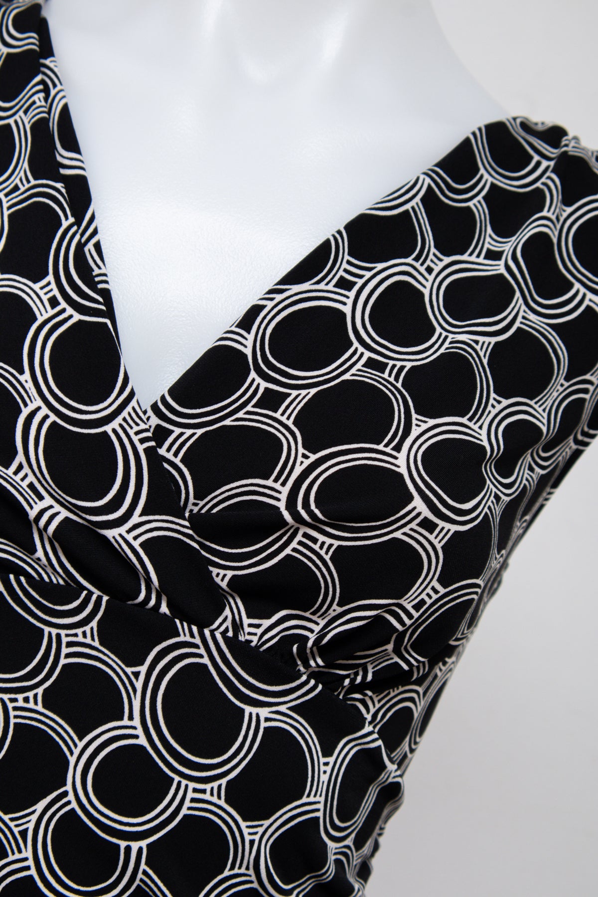 #028 George Short Sleeve Black | c. 209 | Size 12