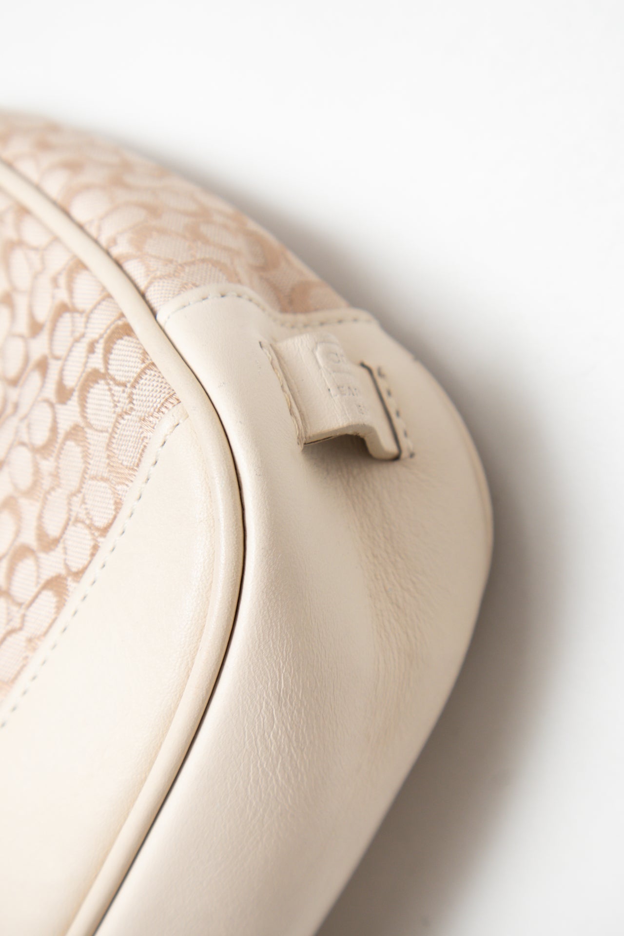 #168 Coach Shoulder Bag Beige | c. 187 | Size