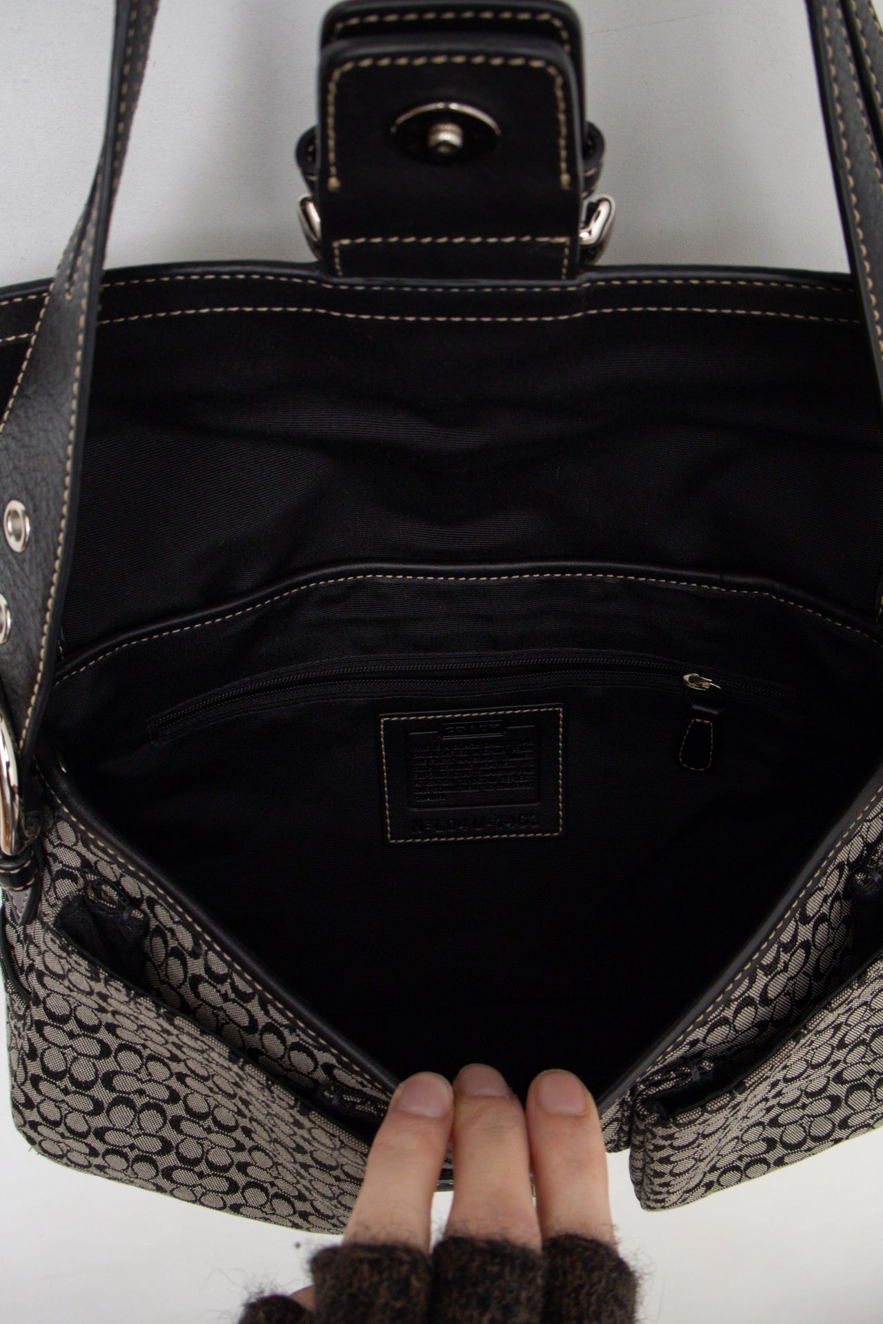 #187 Coach Shoulder Bag Black | c. 196 | Size