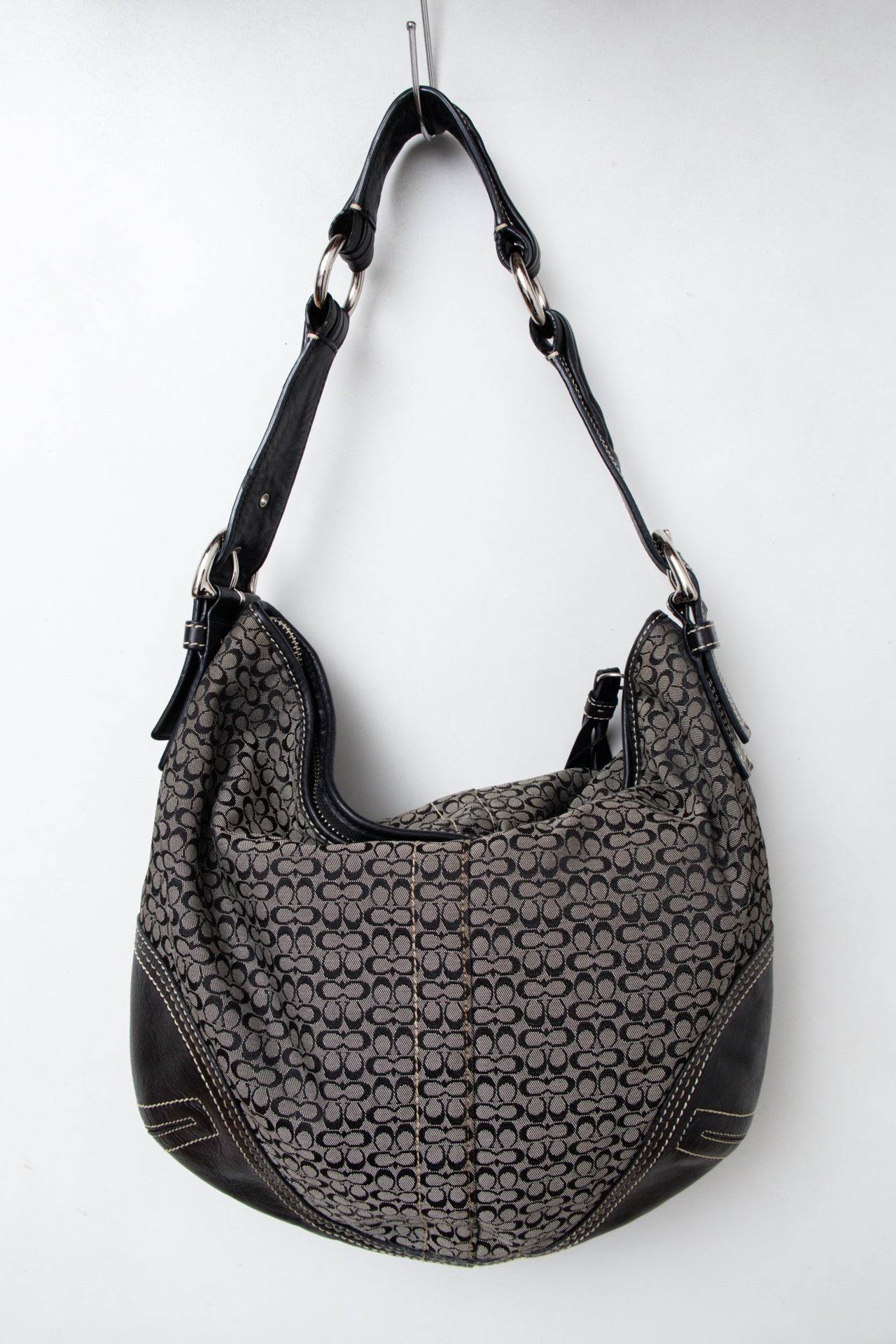 #198 Coach Shoulder Bag Black | c. 198 | Size