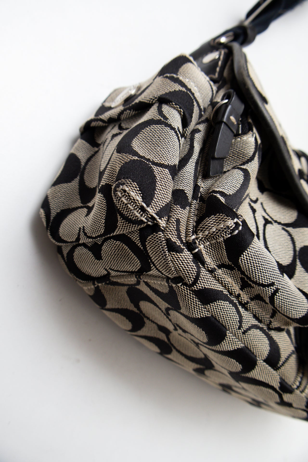 #197 Coach Shoulder Bag Black | c. 202 | Size