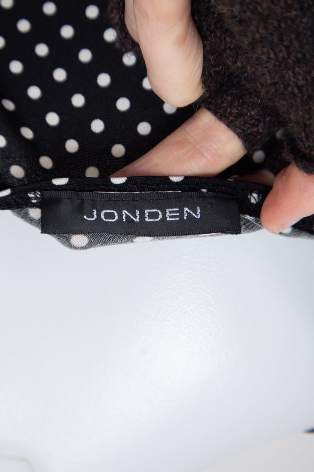 #027 Jonden Short Sleeve Black | c. 209 | Size 8