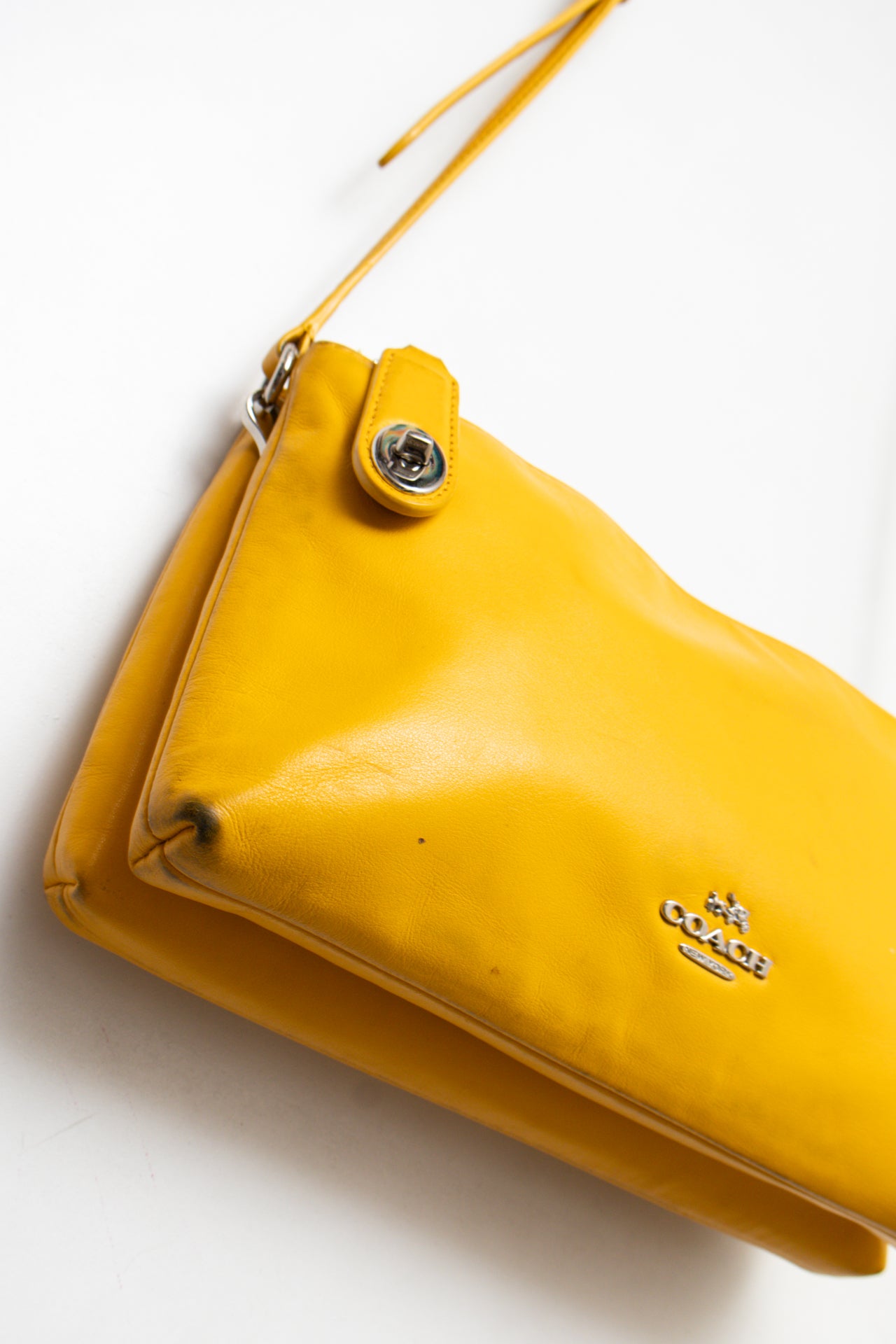 #187 Coach Shoulder Bag Yellow | c. 197 | Size