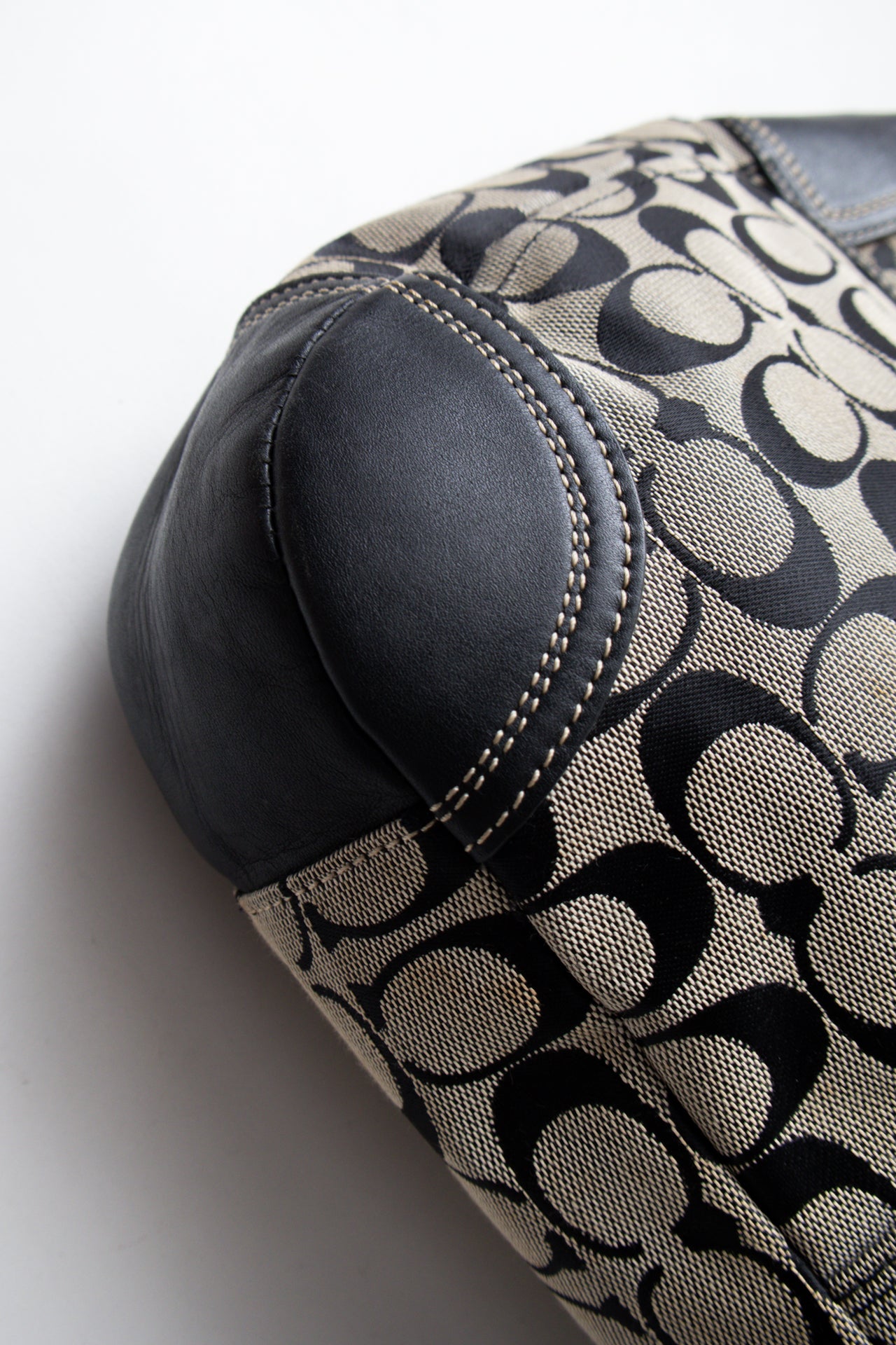 #210 Coach Shoulder Bag Black | c. 199 | Size