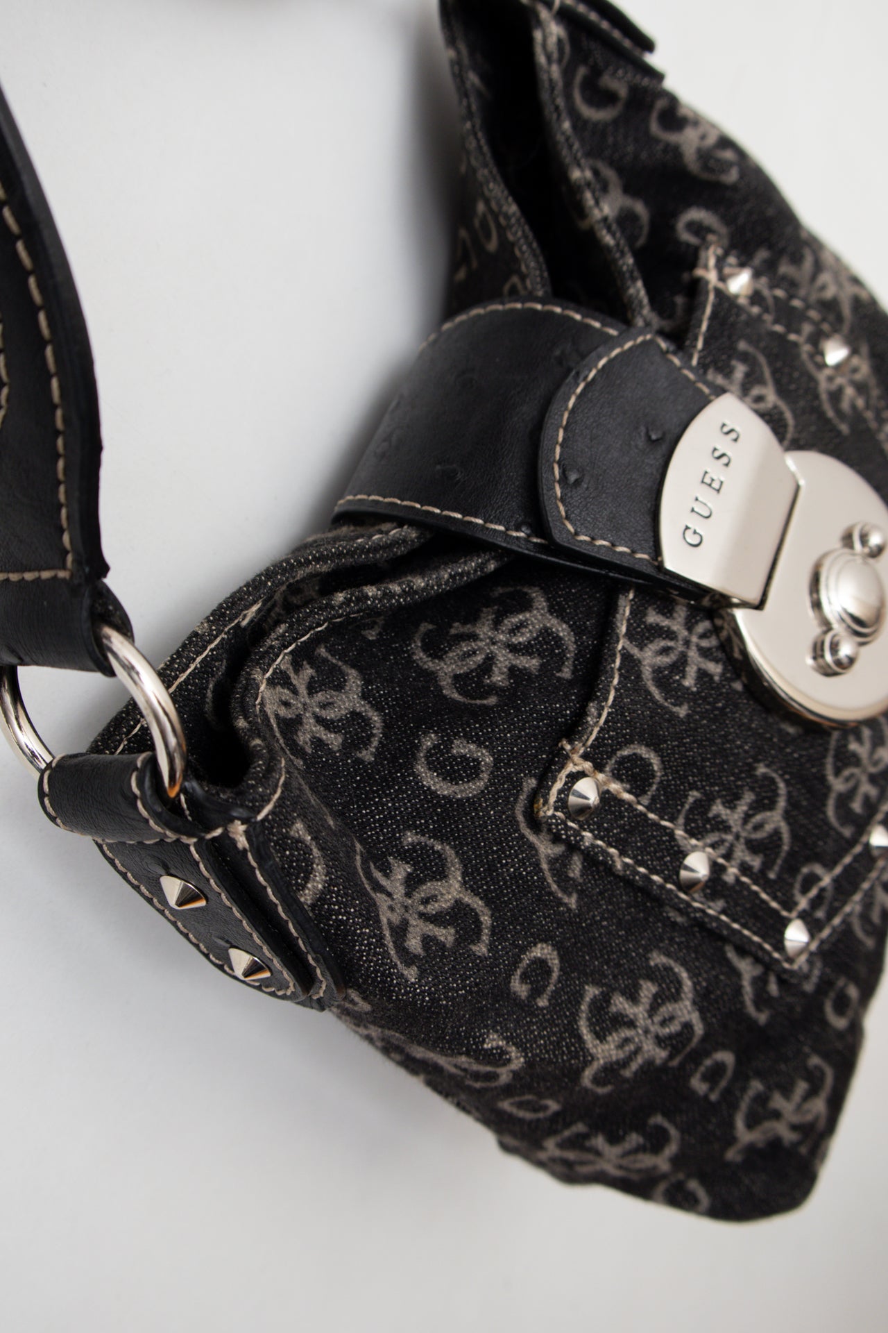 #173 Guess Shoulder Bag Black | c. 206 | Size