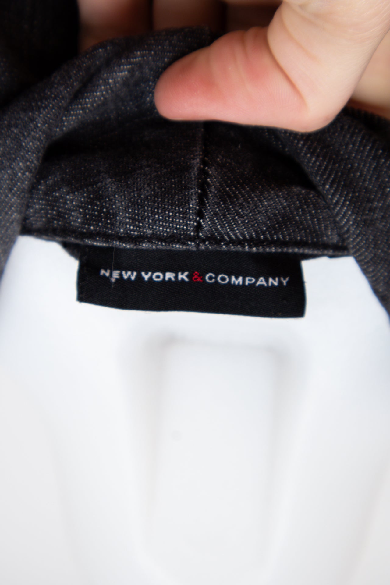 #100 New York & Company T-shirt Black | c. 197 | Size 10