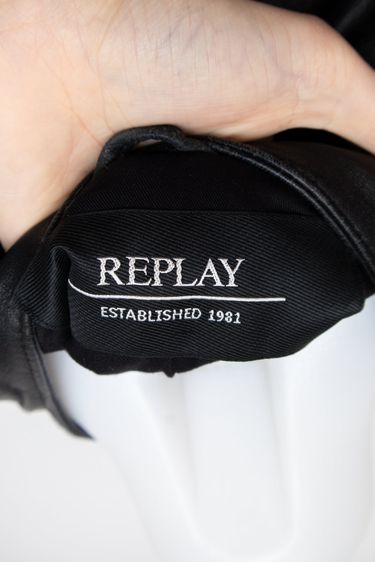 #109 Replay T-shirt Black | c. 197 | Size 8