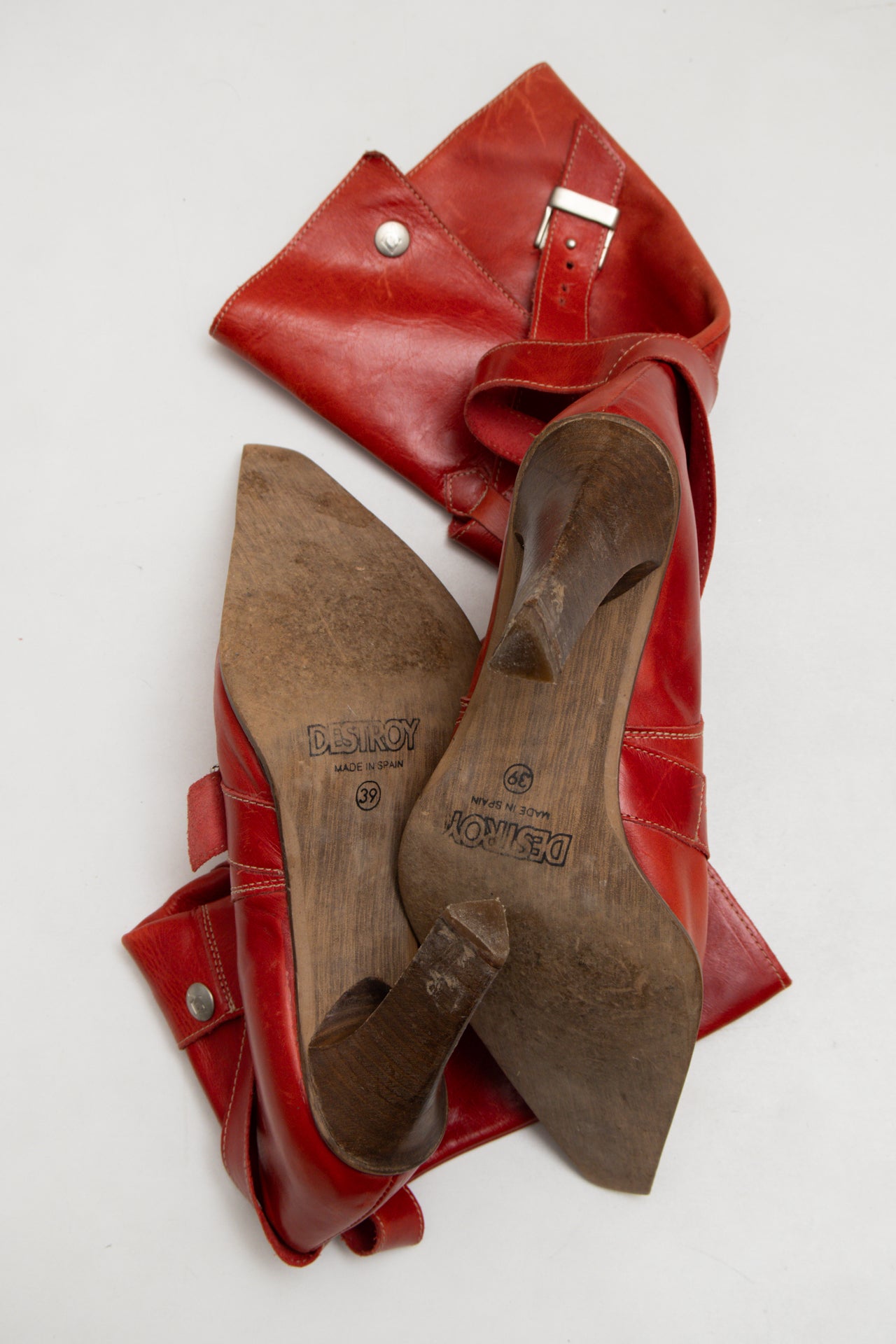 #192 Destroy Boots Red | c. 173 | Size AU8