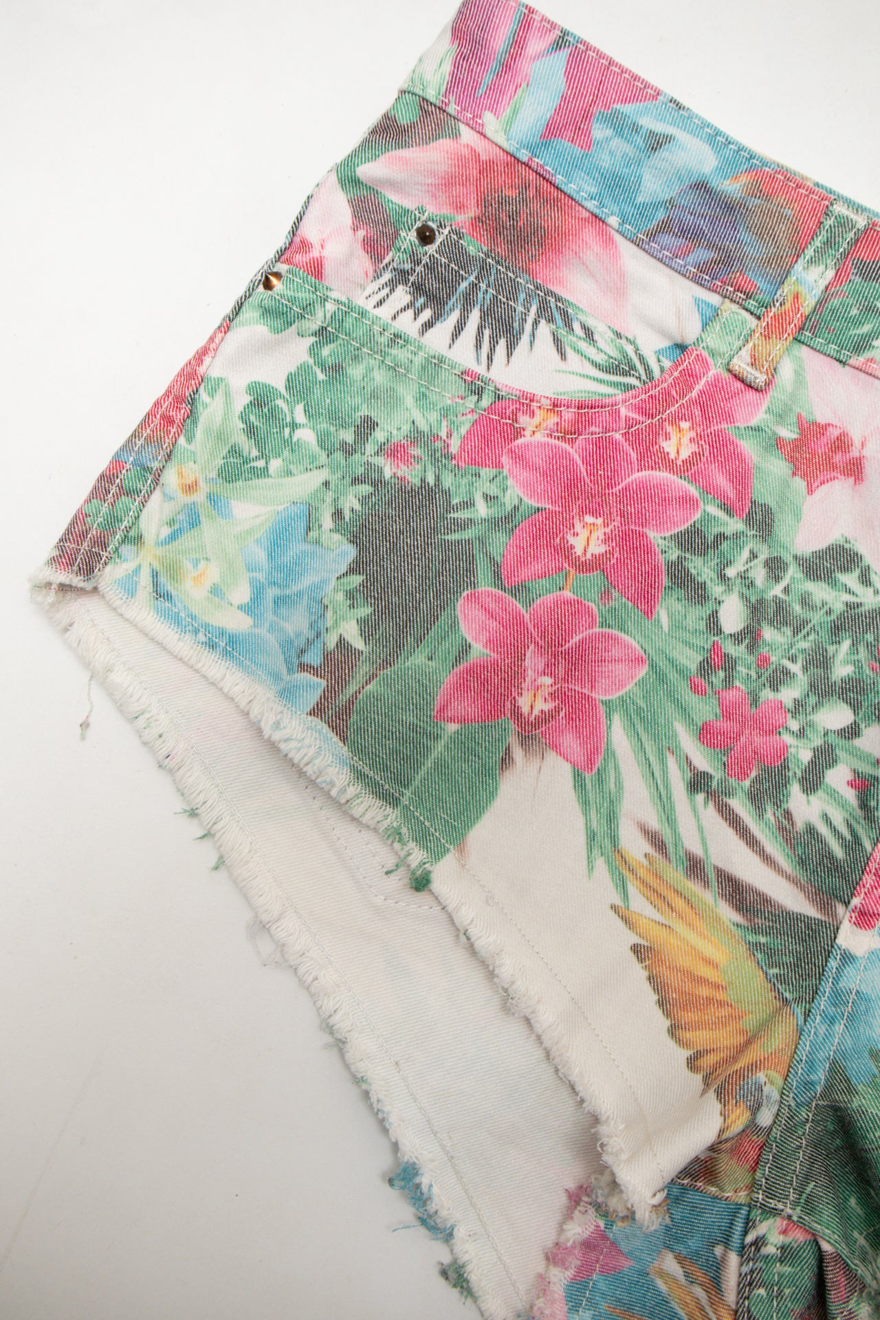 #158 Shorts Multicolor Tropical Print On Off-white Base | c. 174 | Size 8